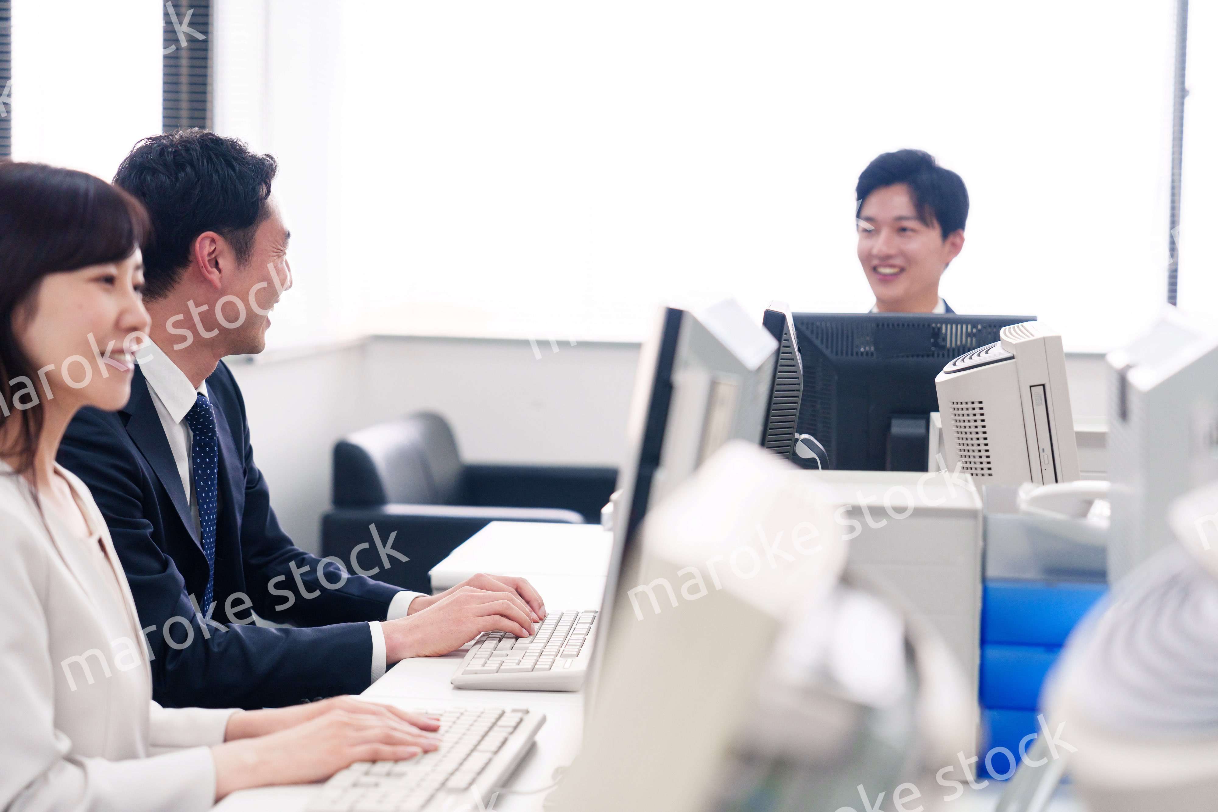 オフィスで働く複数のビジネスパーソン