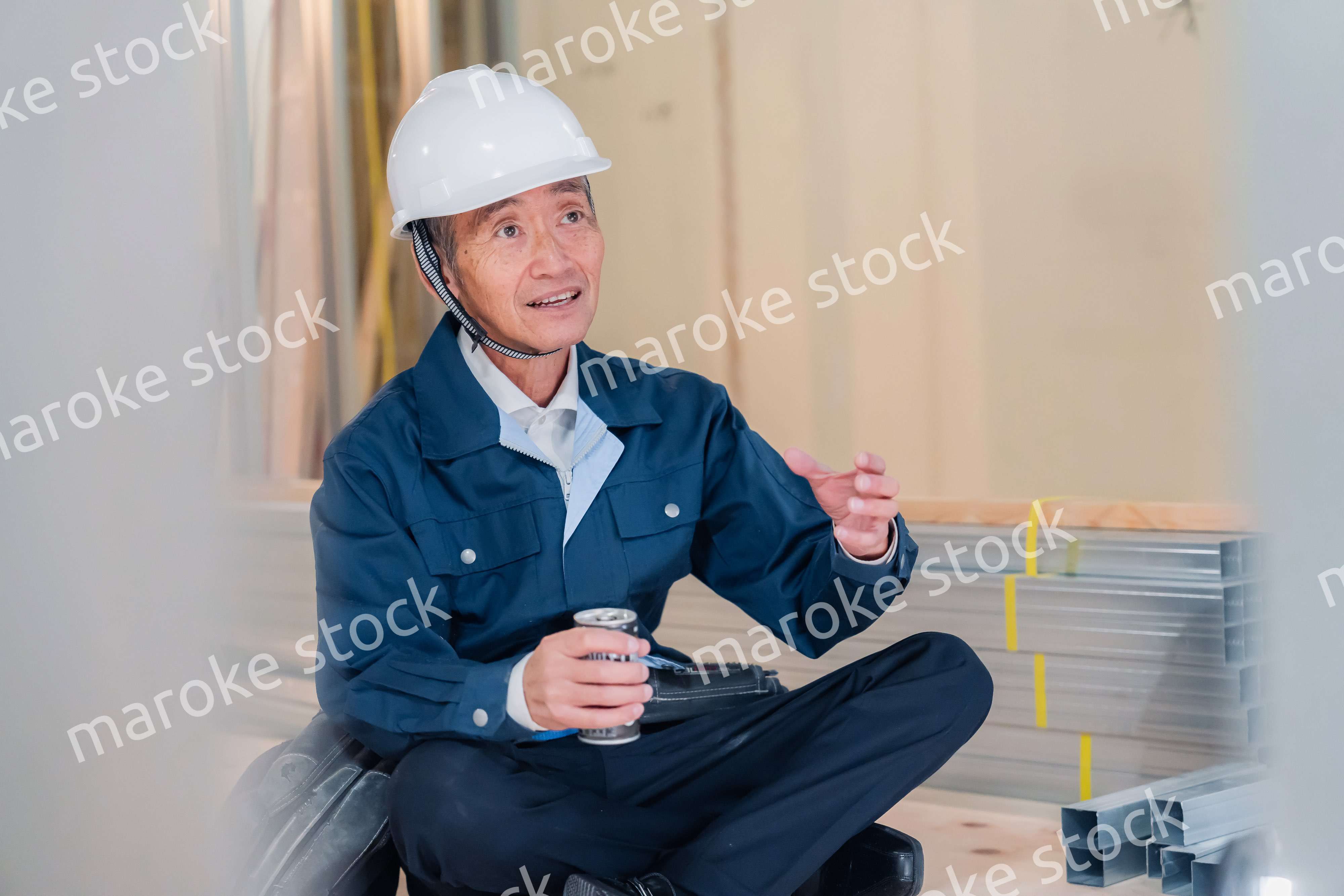 現場で休憩をする大工さん