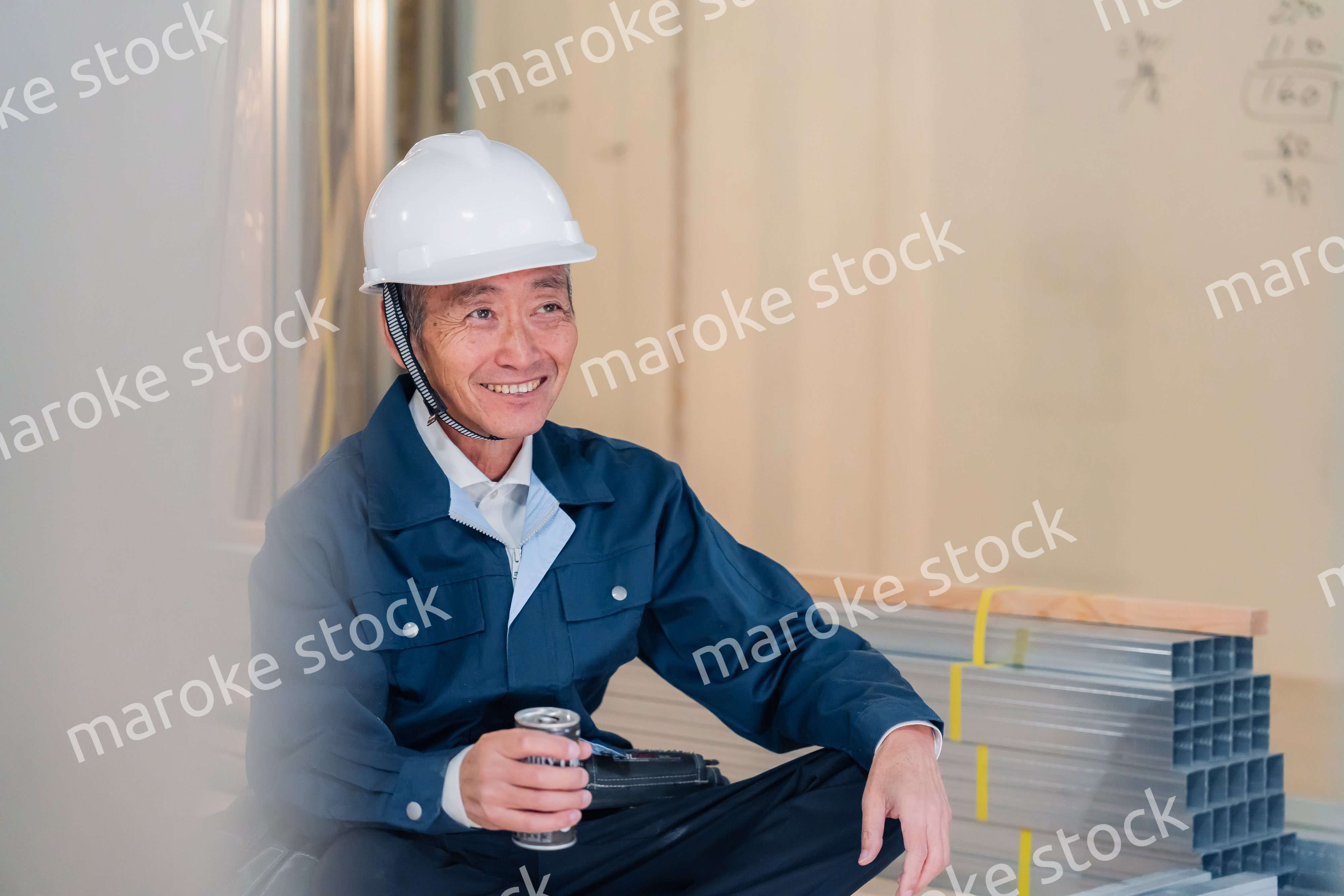 現場で休憩をする大工さん