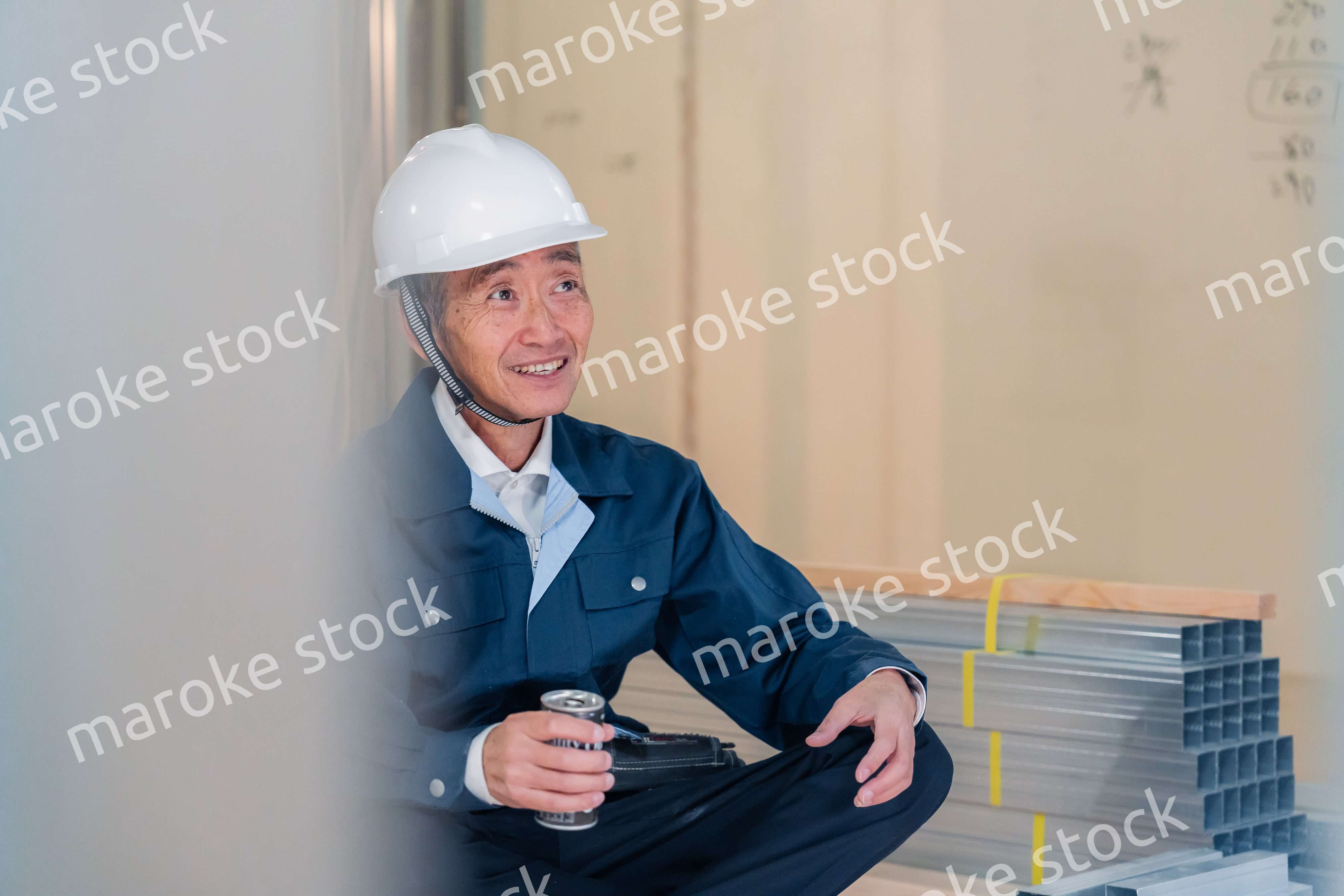 現場で休憩をする大工さん