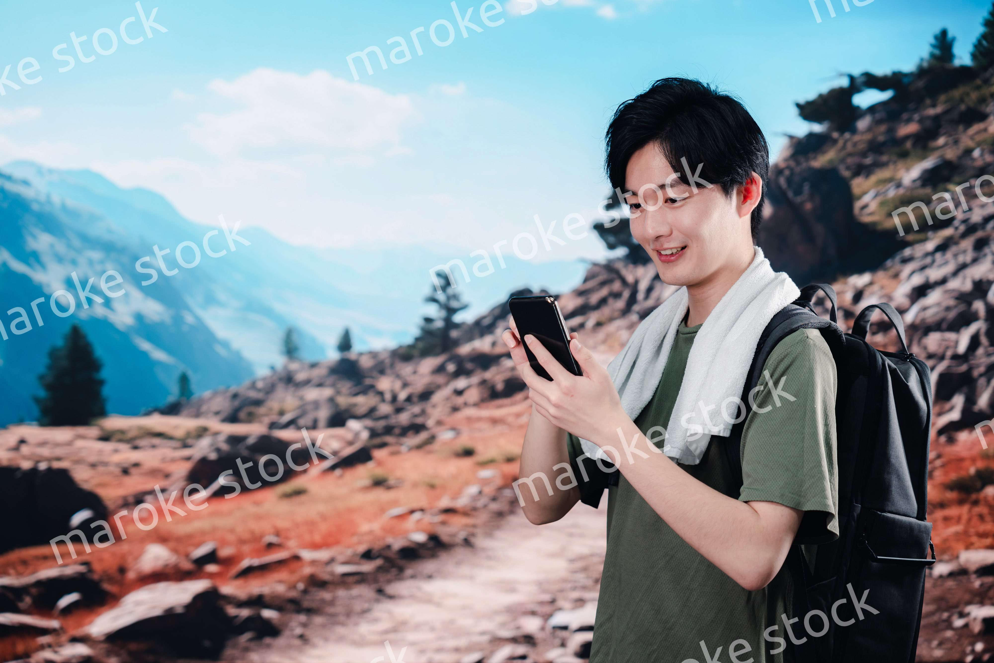 標高の高い山に登山する若い男性