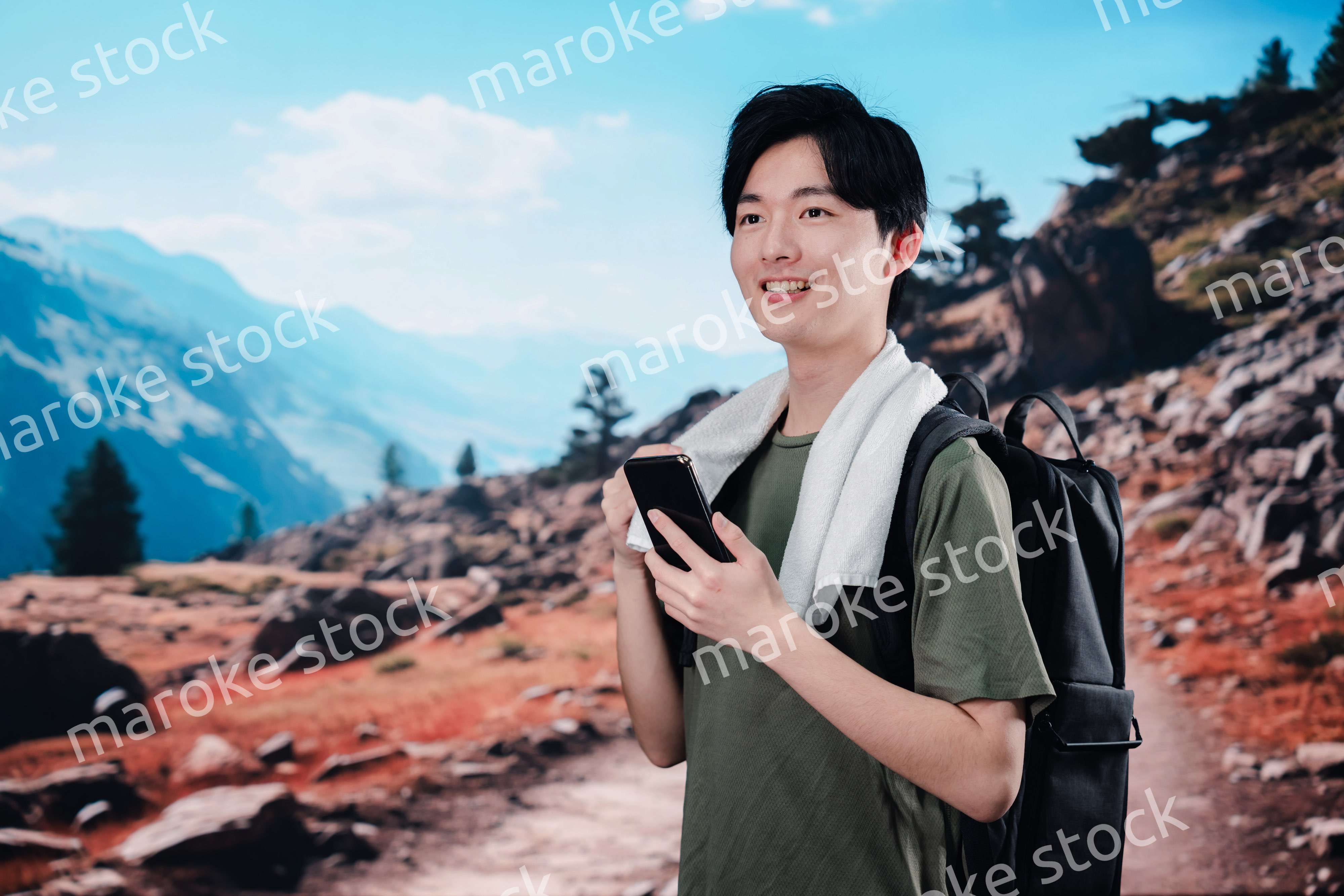 標高の高い山に登山する若い男性