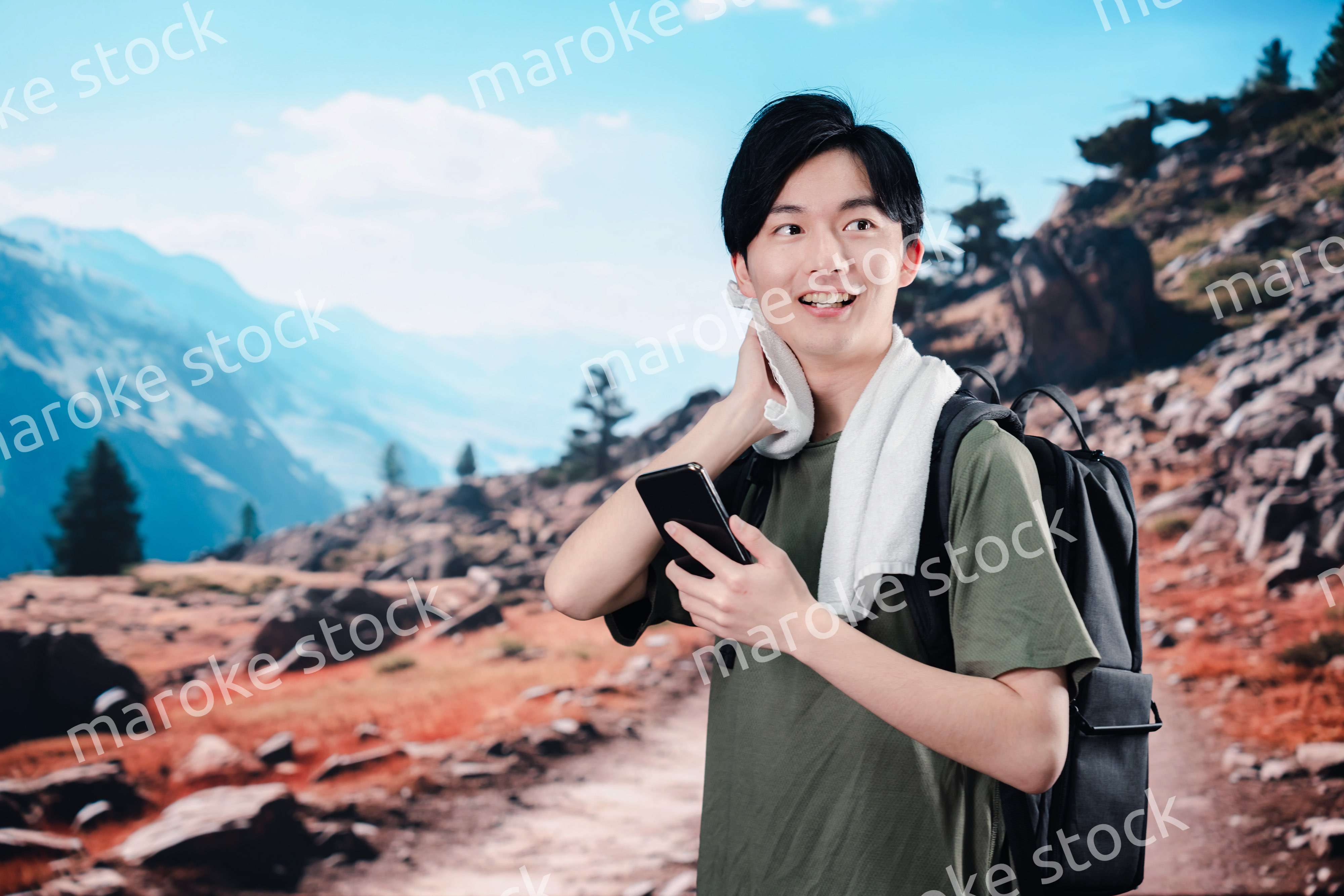 標高の高い山に登山する若い男性