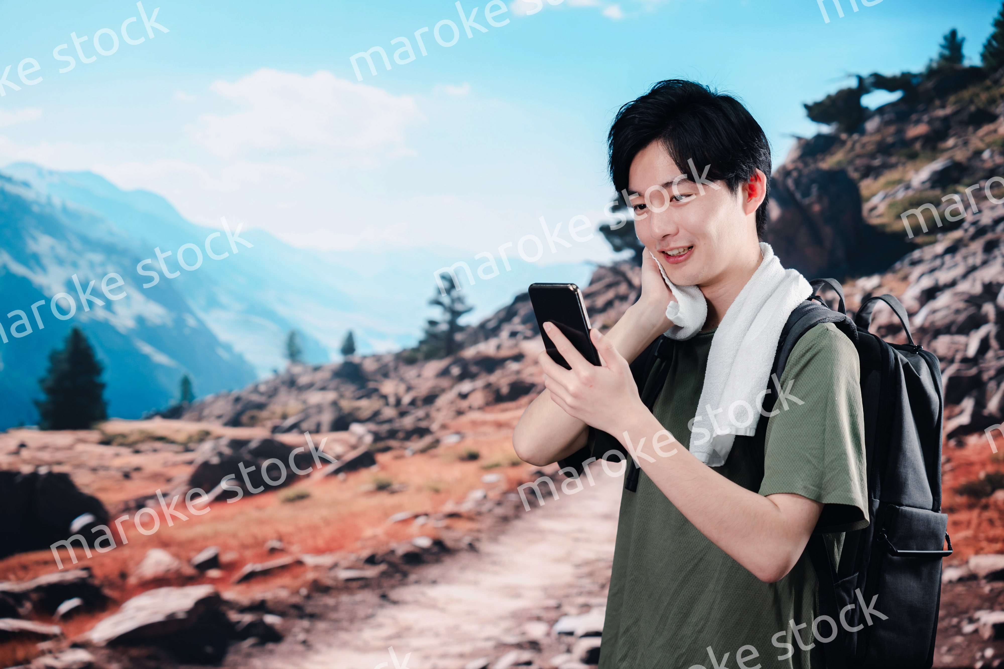 標高の高い山に登山する若い男性