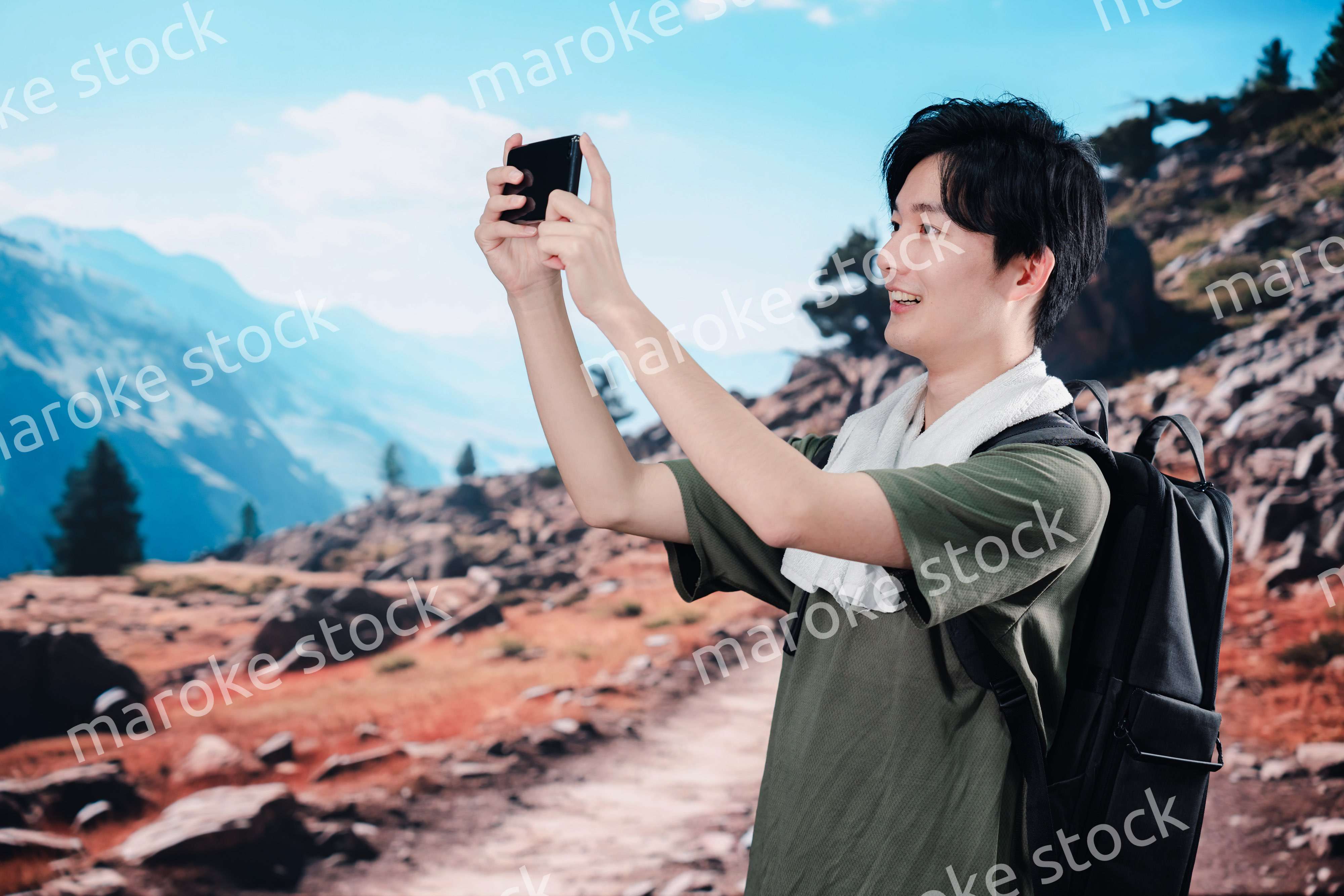 標高の高い山に登山する若い男性