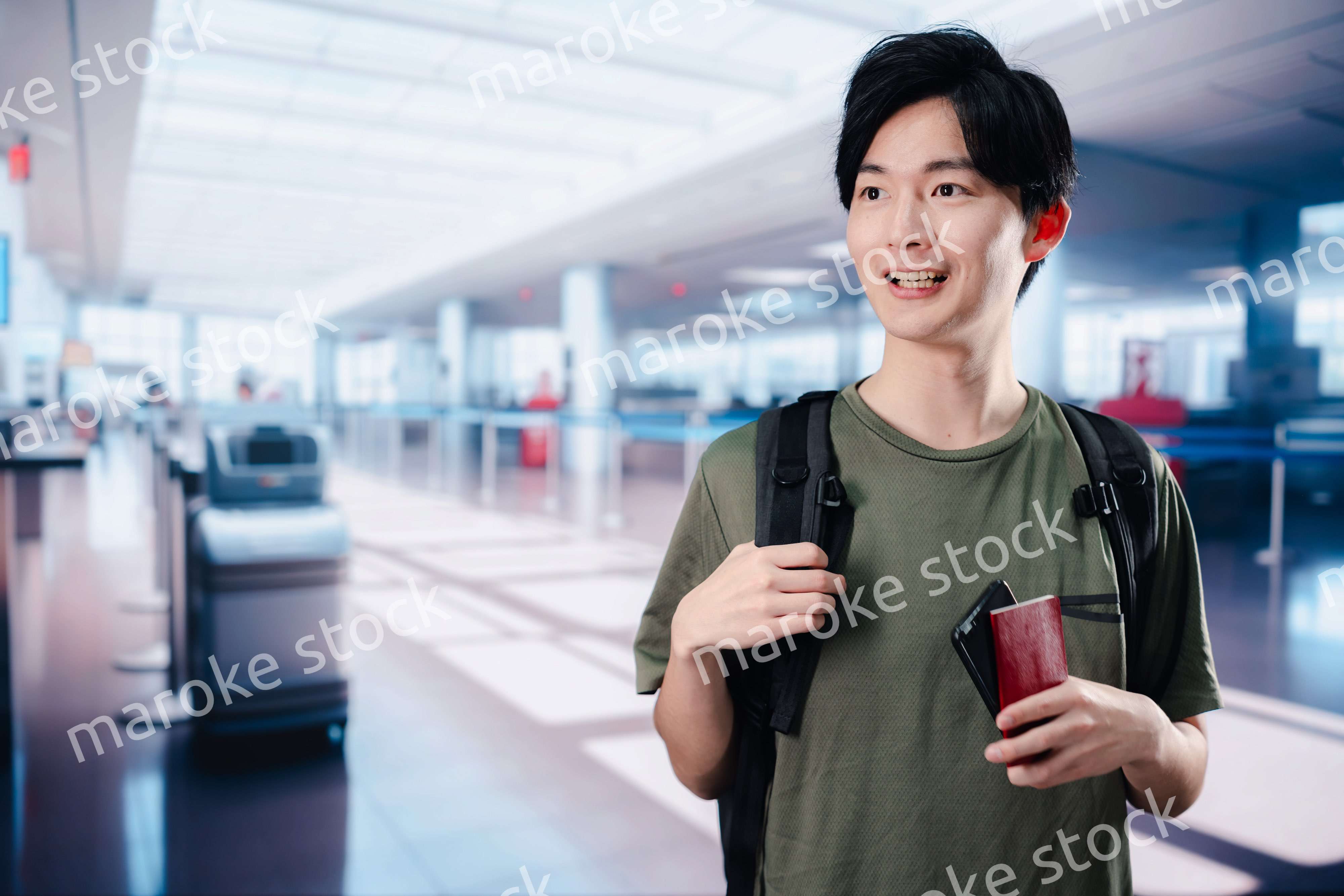 一人で海外旅行に出かける若い男性