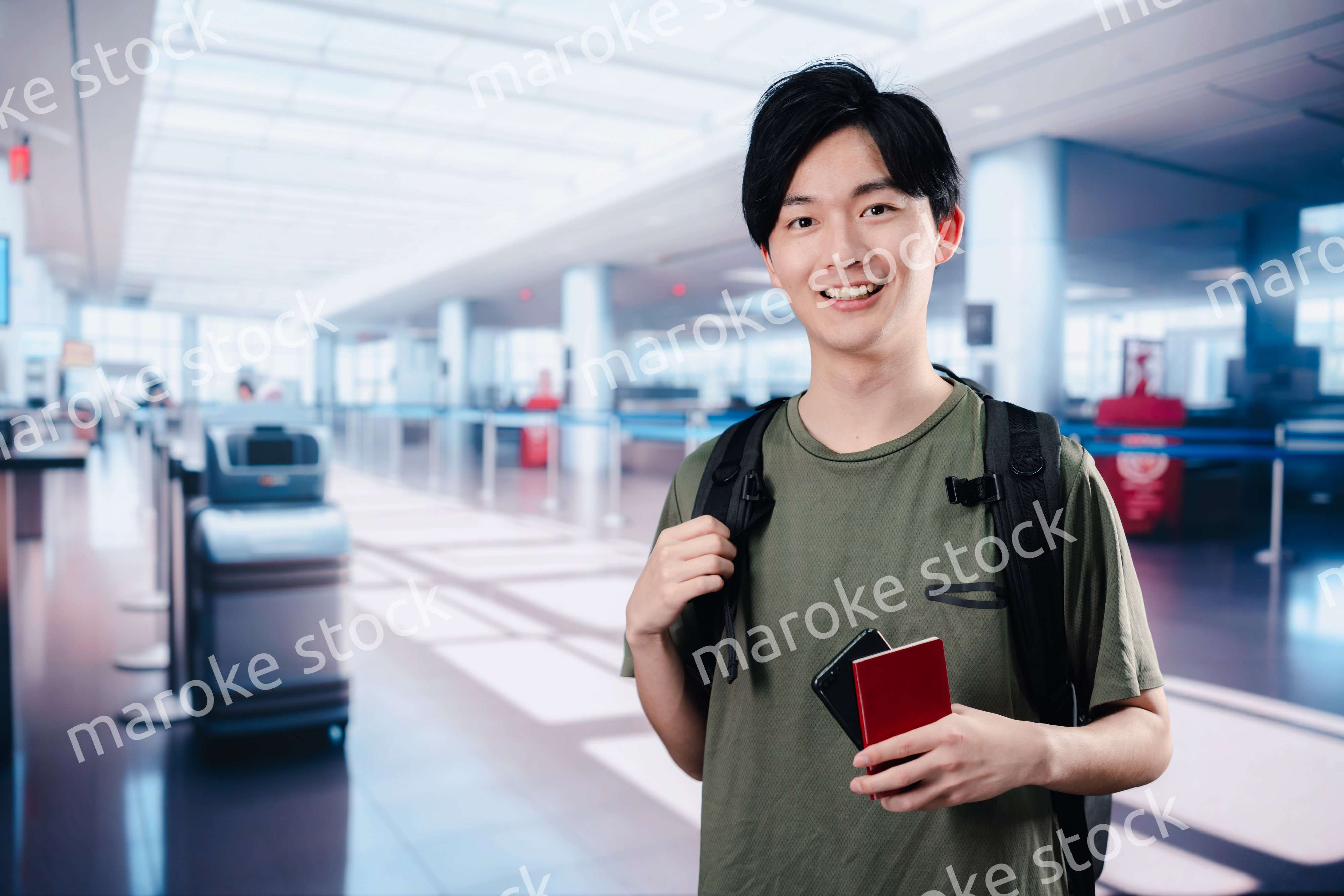 一人で海外旅行に出かける若い男性