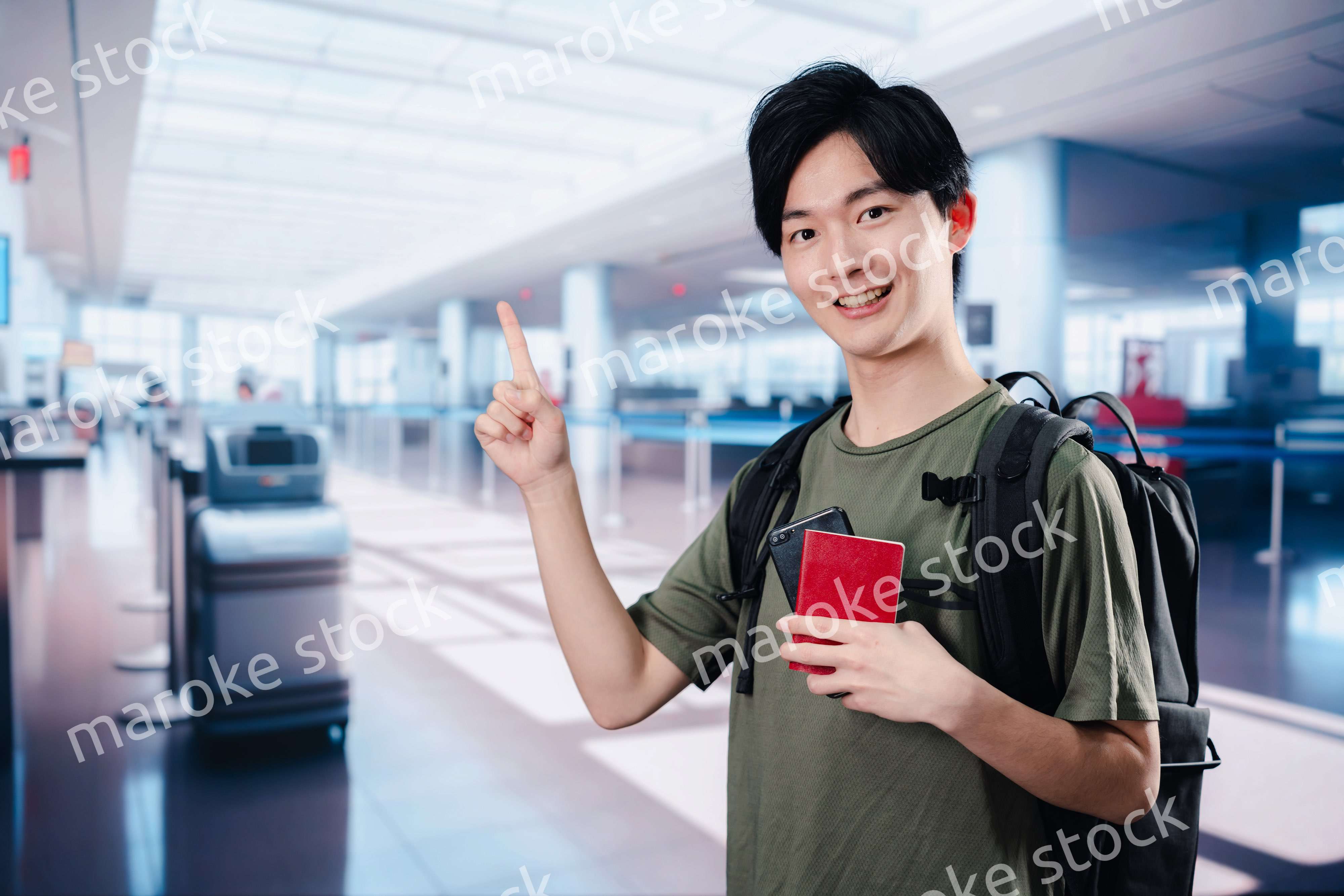 一人で海外旅行に出かける若い男性