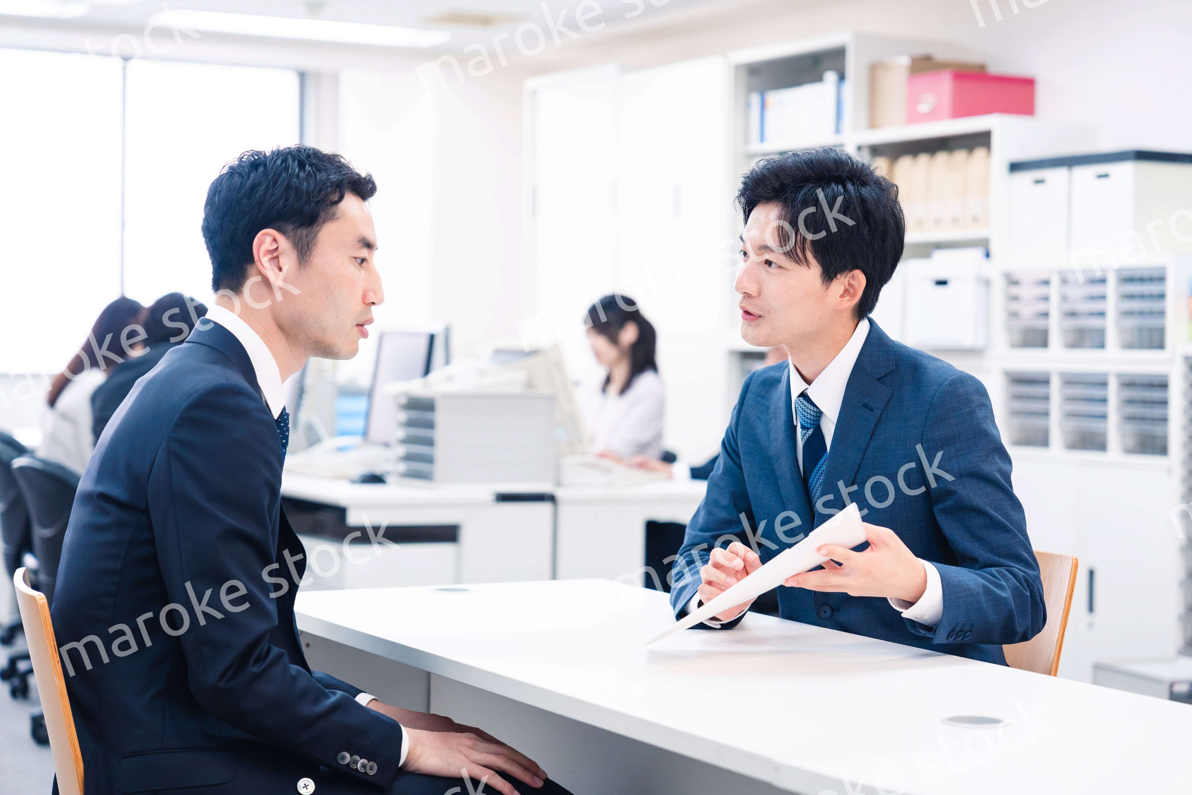 窓口業務をする若いビジネスマン