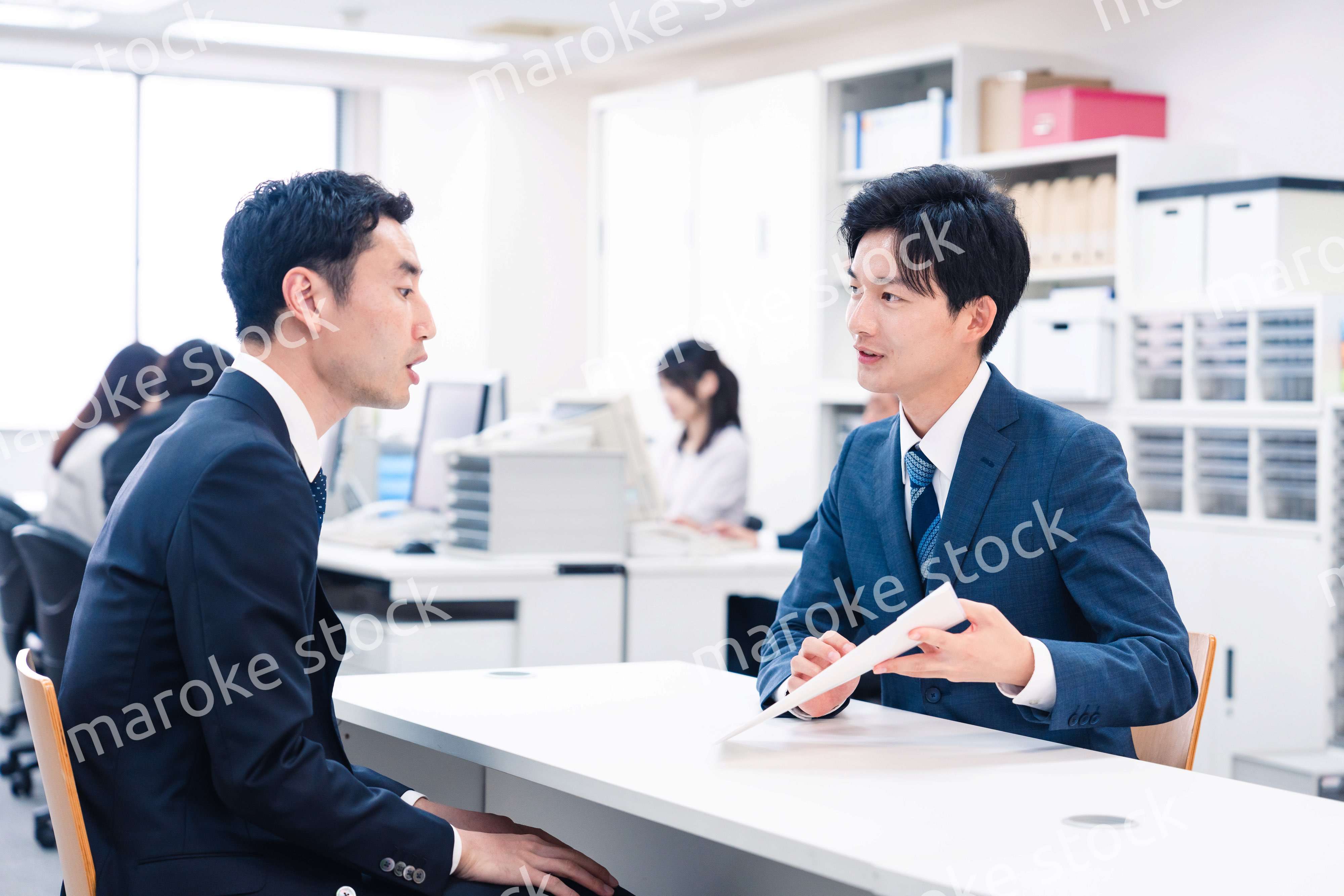 窓口業務をする若いビジネスマン