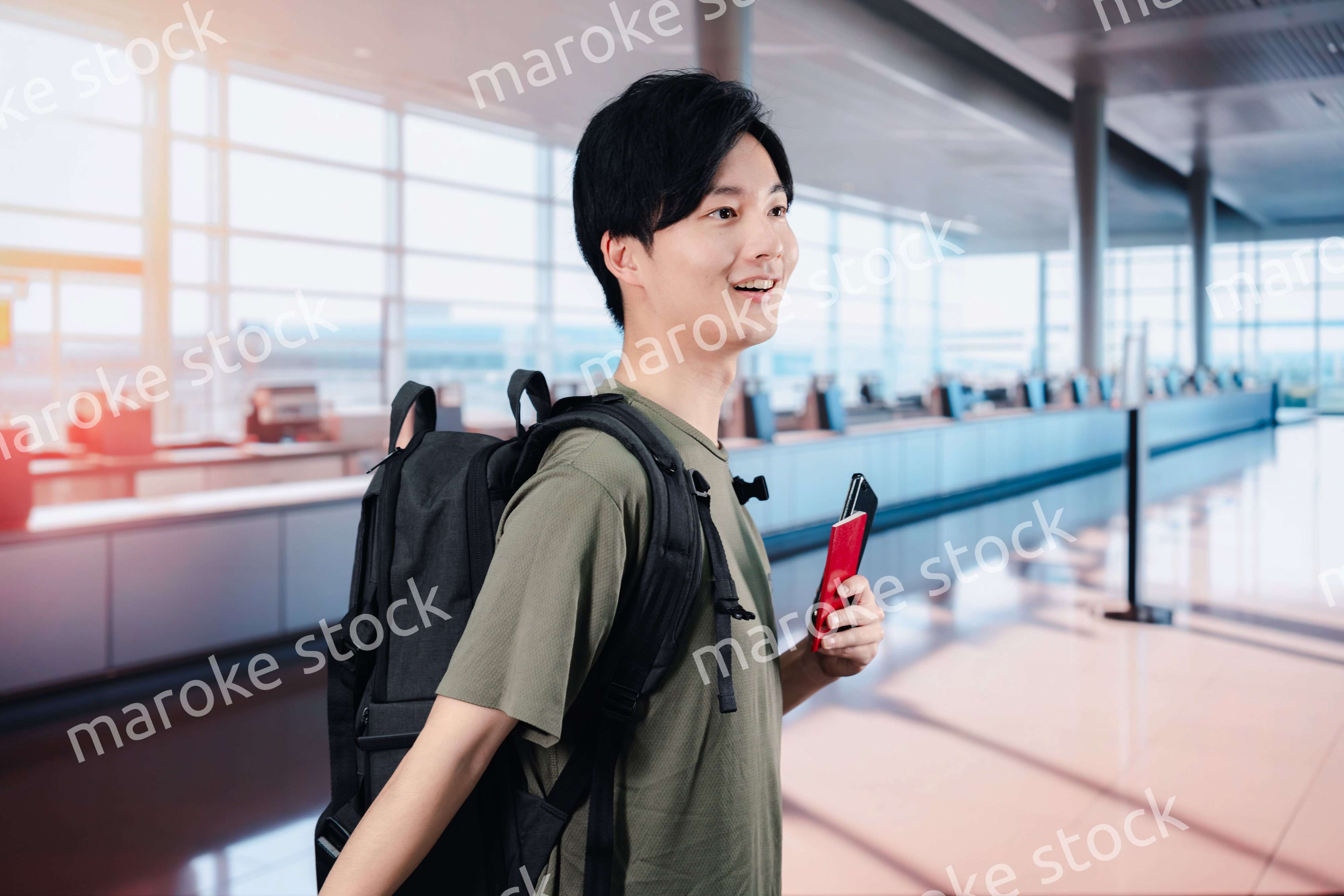 一人で海外旅行に出かける若い男性