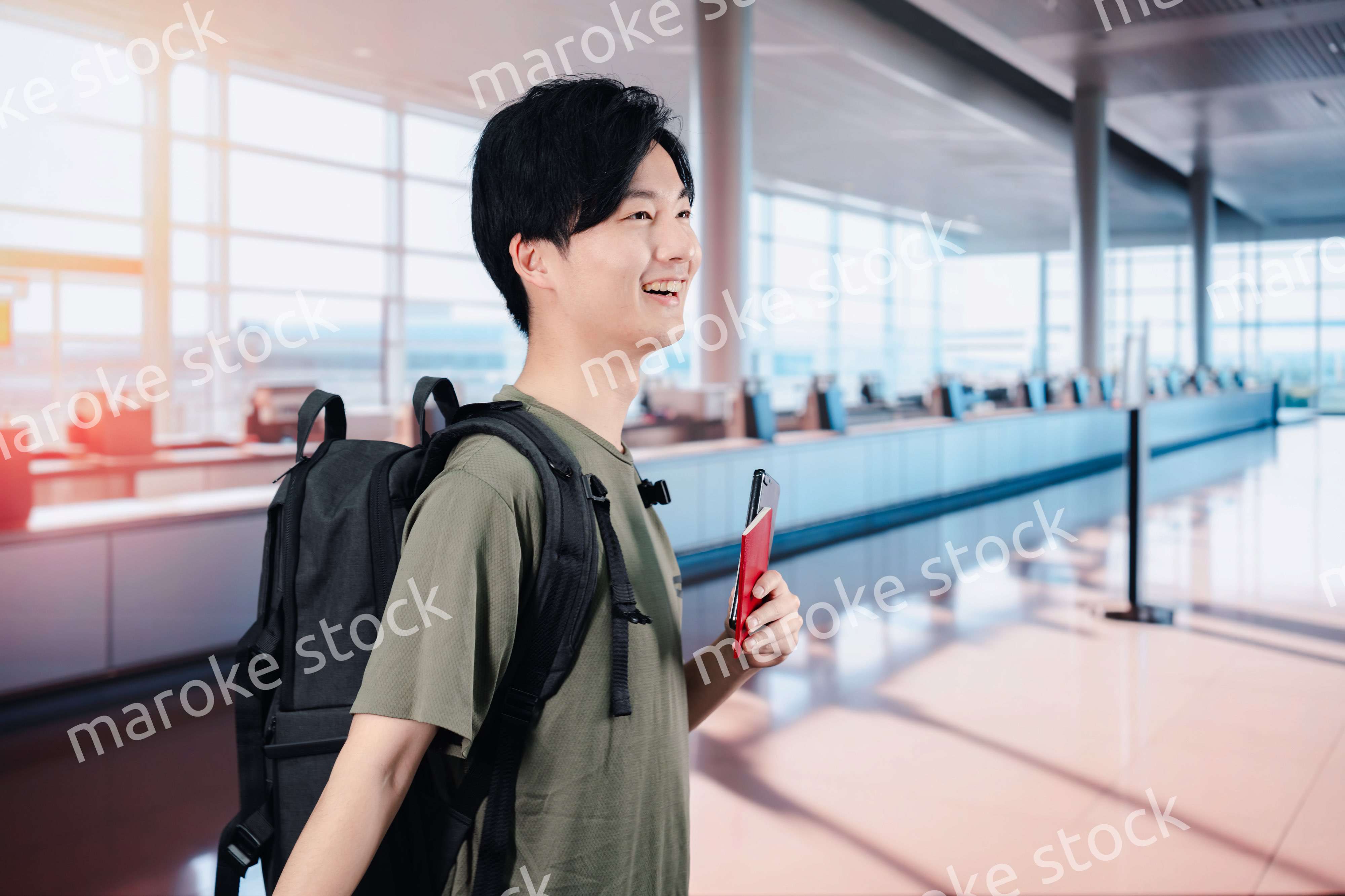 一人で海外旅行に出かける若い男性