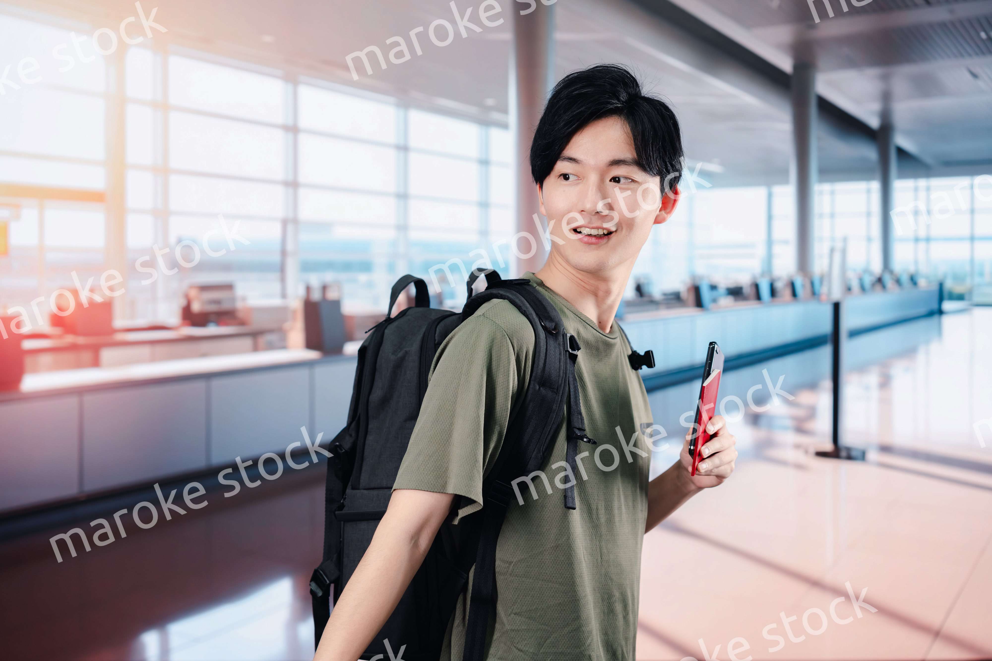 一人で海外旅行に出かける若い男性