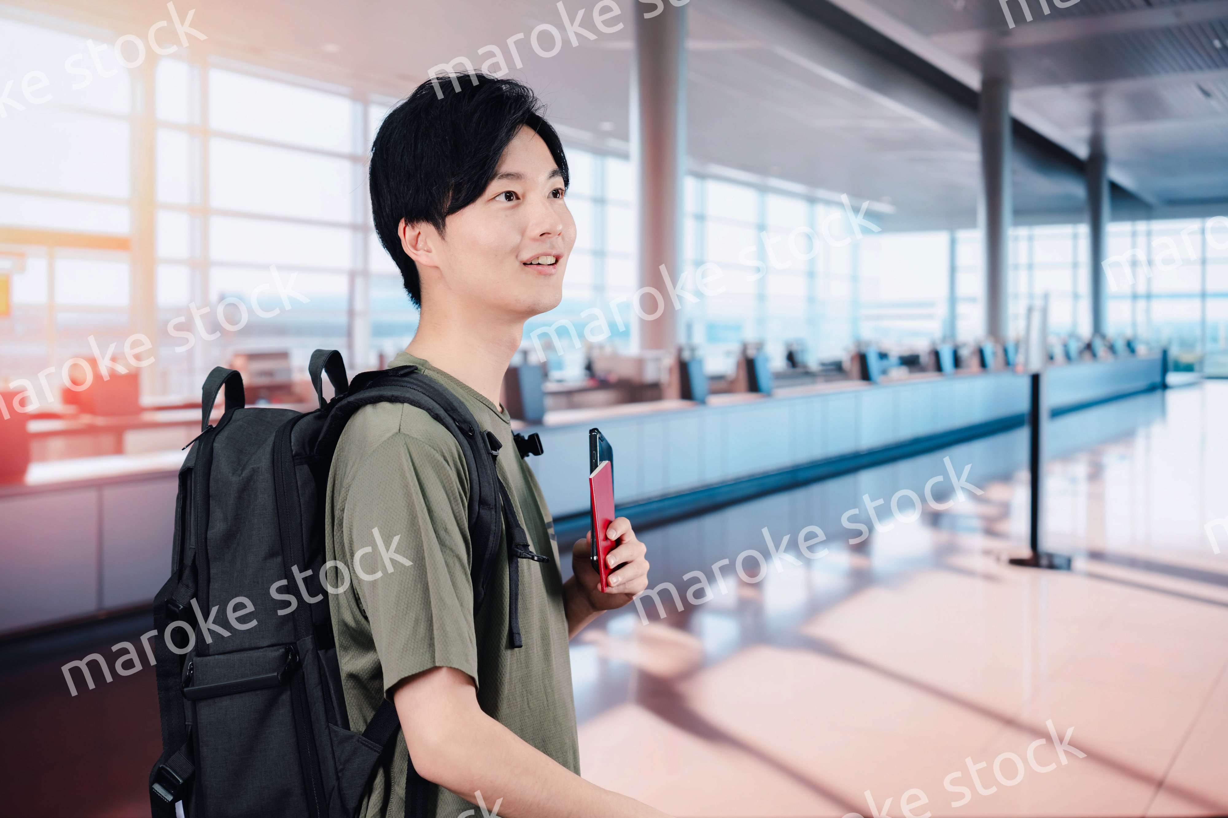 一人で海外旅行に出かける若い男性