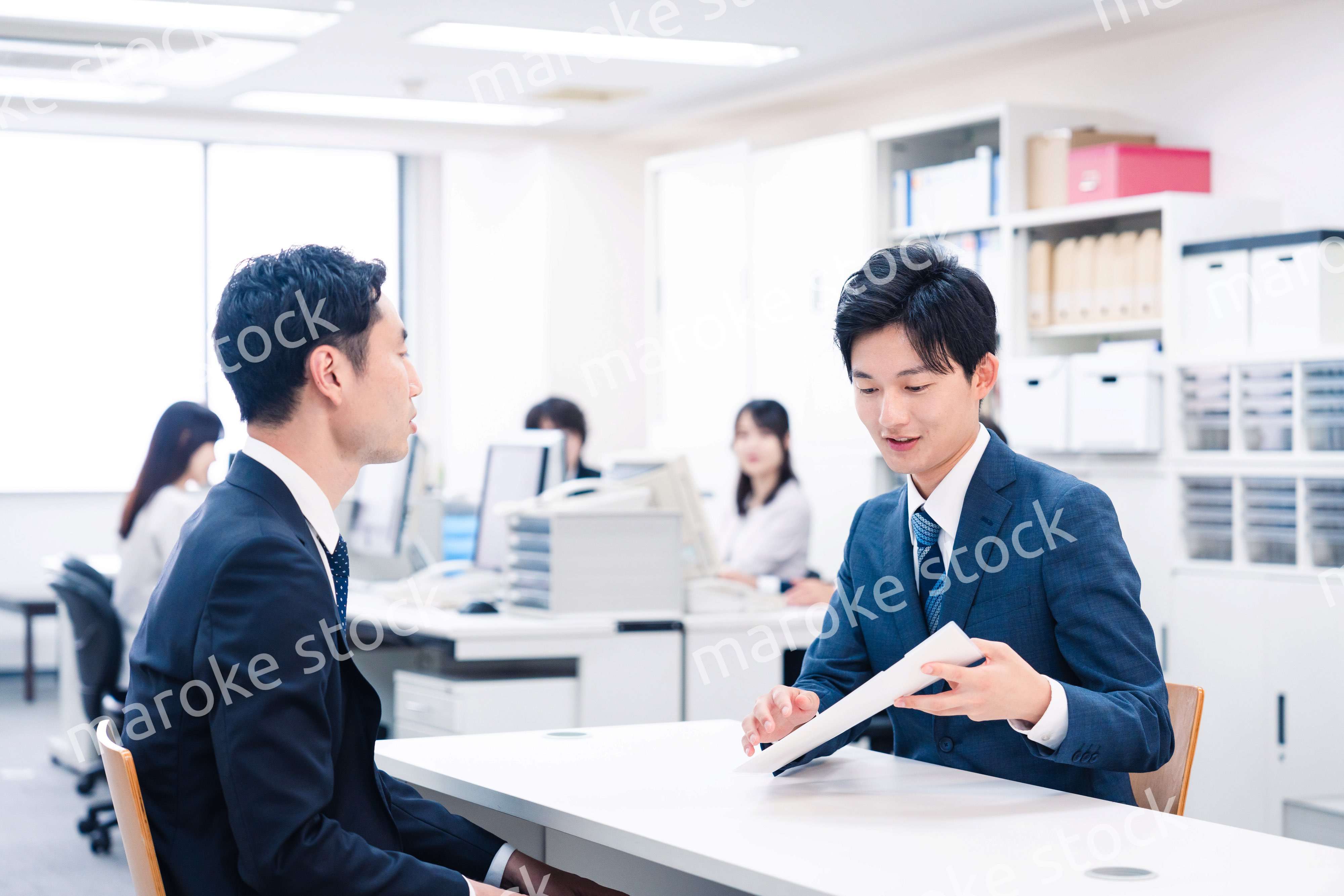 窓口業務をする若いビジネスマン