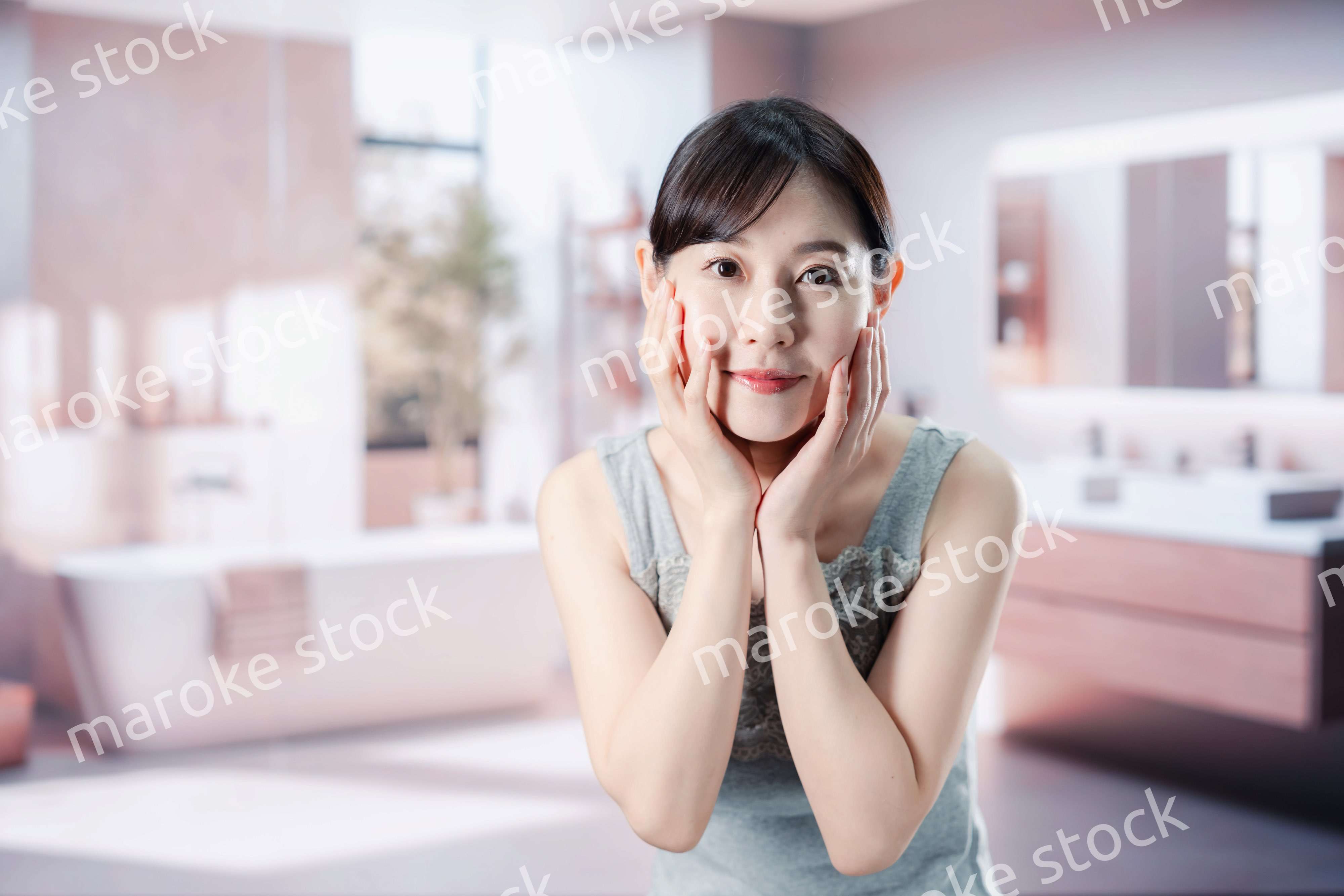 肌のトラブルに悩む女性