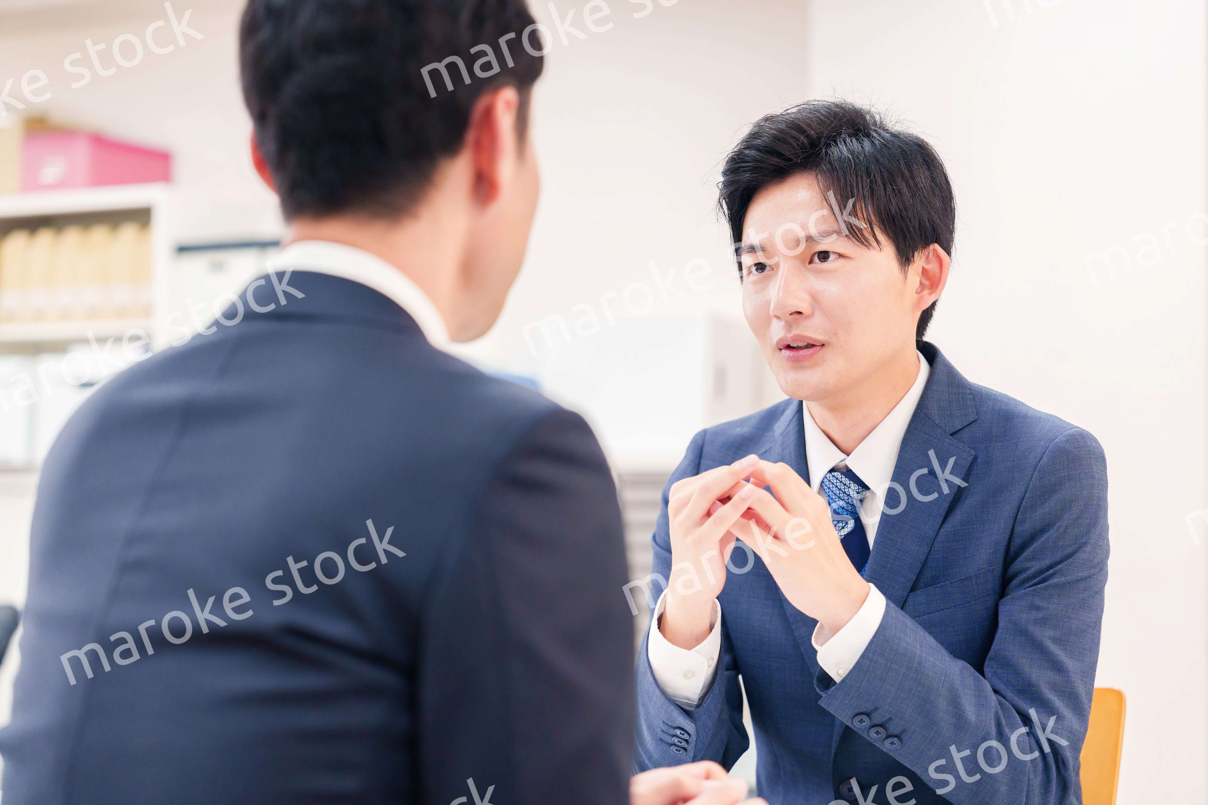 厳しい表情をするビジネスマン