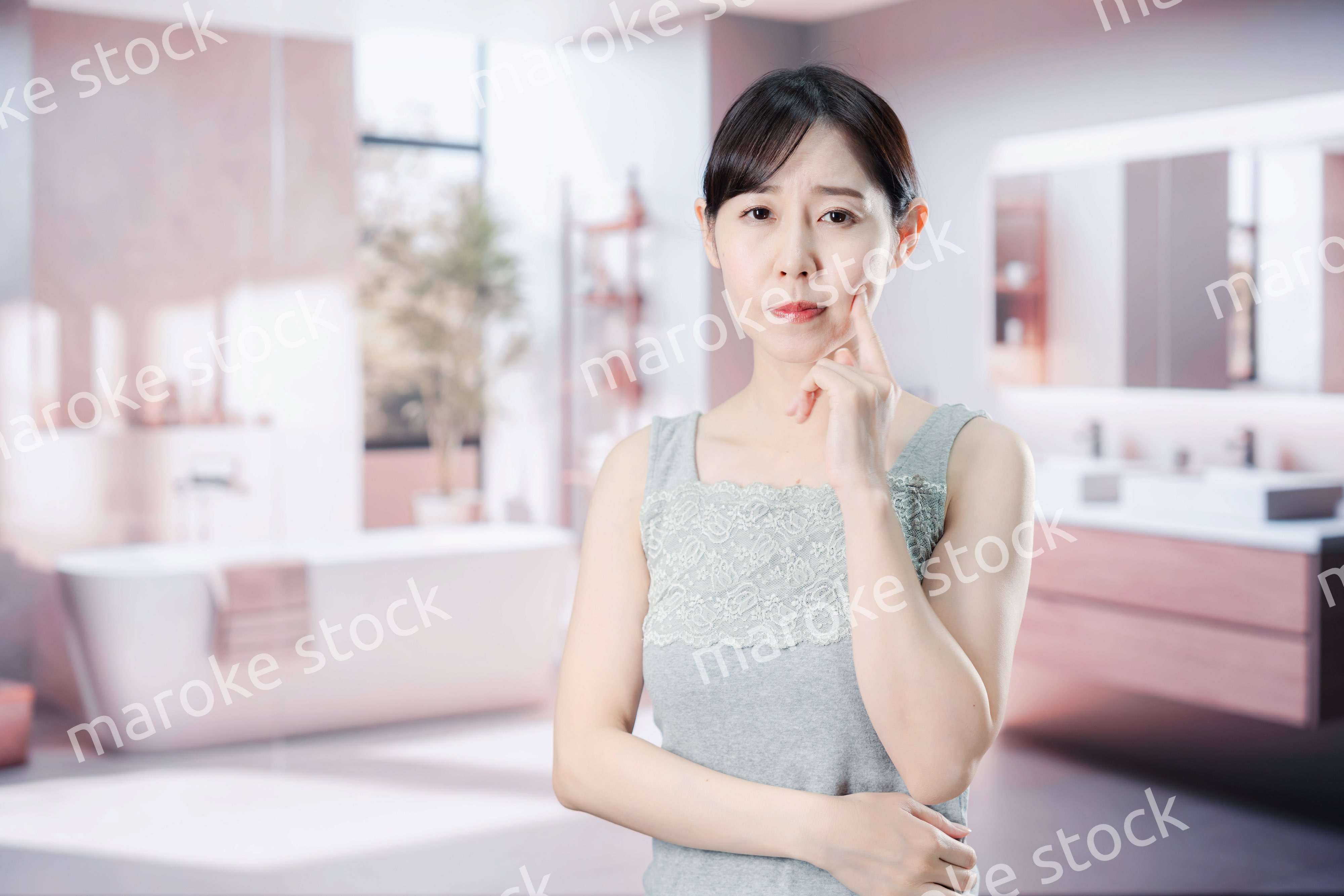 肌のトラブルに悩む女性