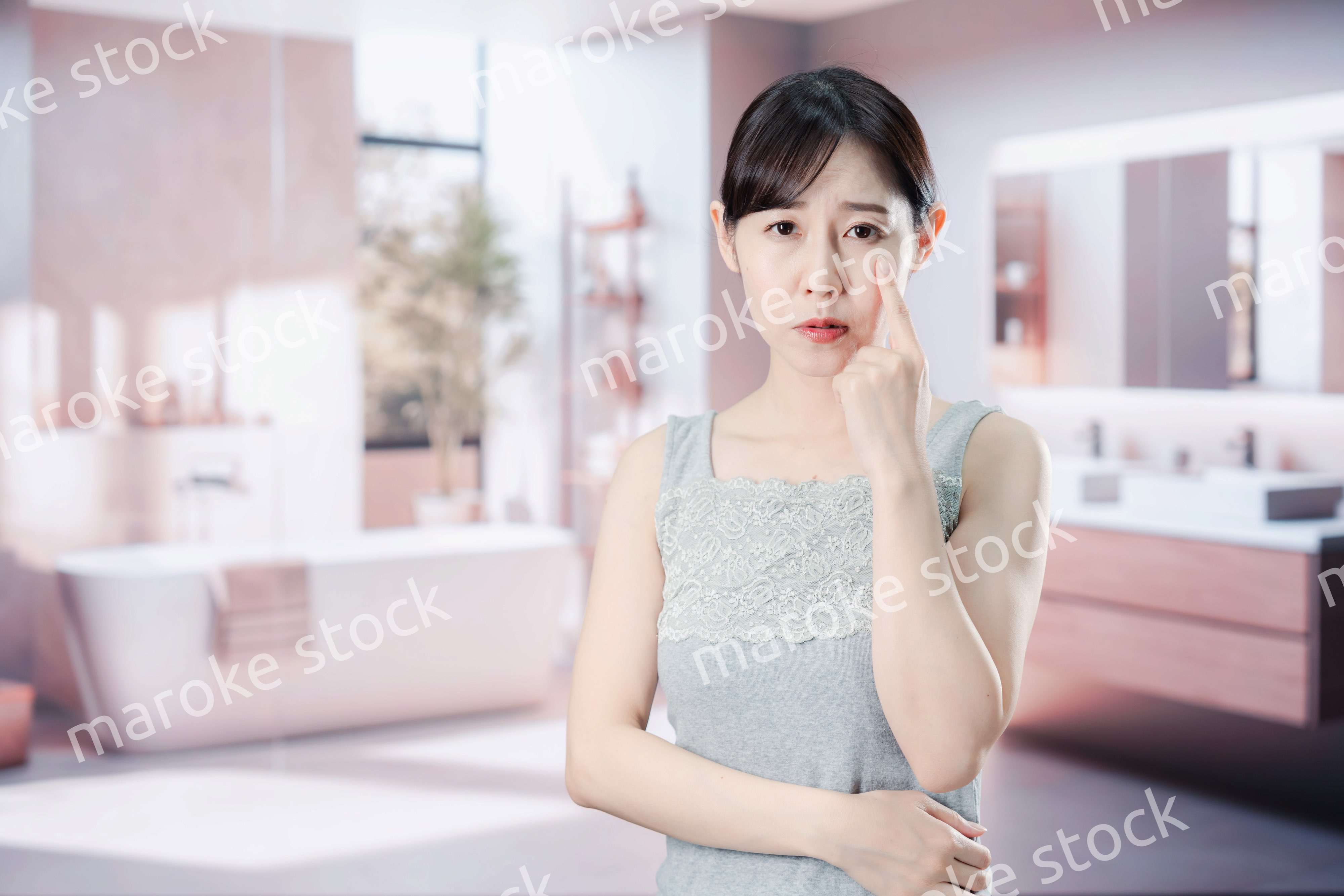 肌のトラブルに悩む女性