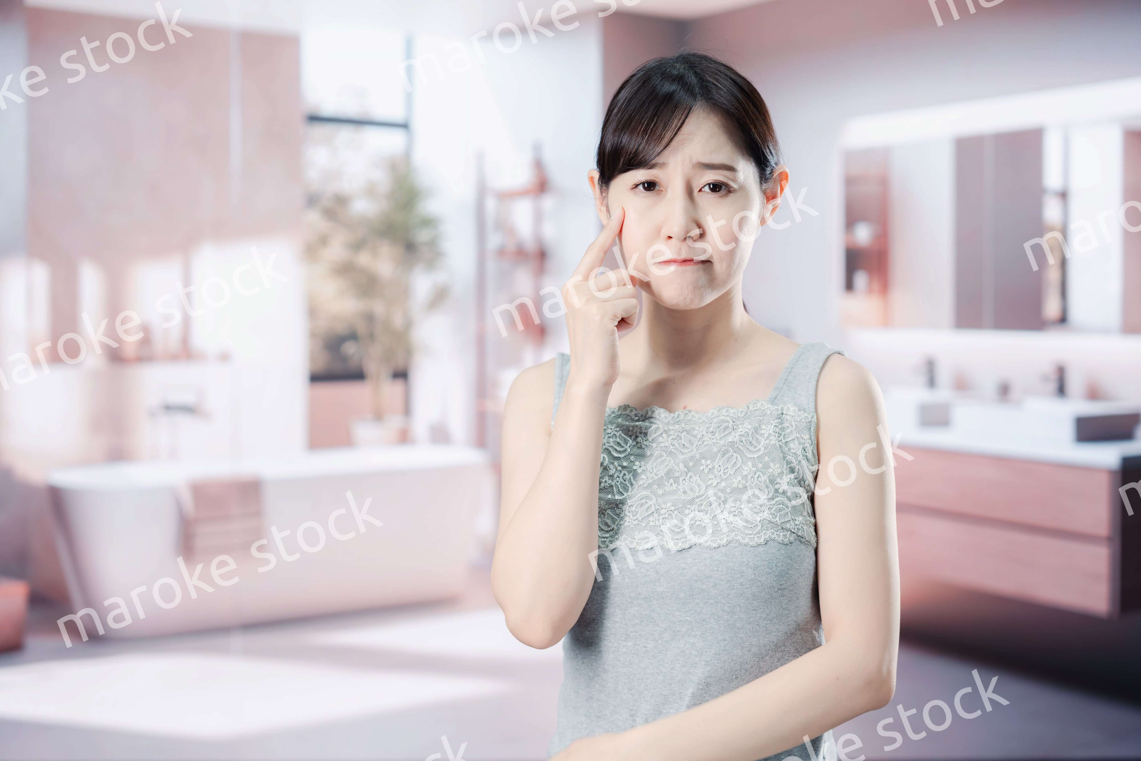 肌のトラブルに悩む女性