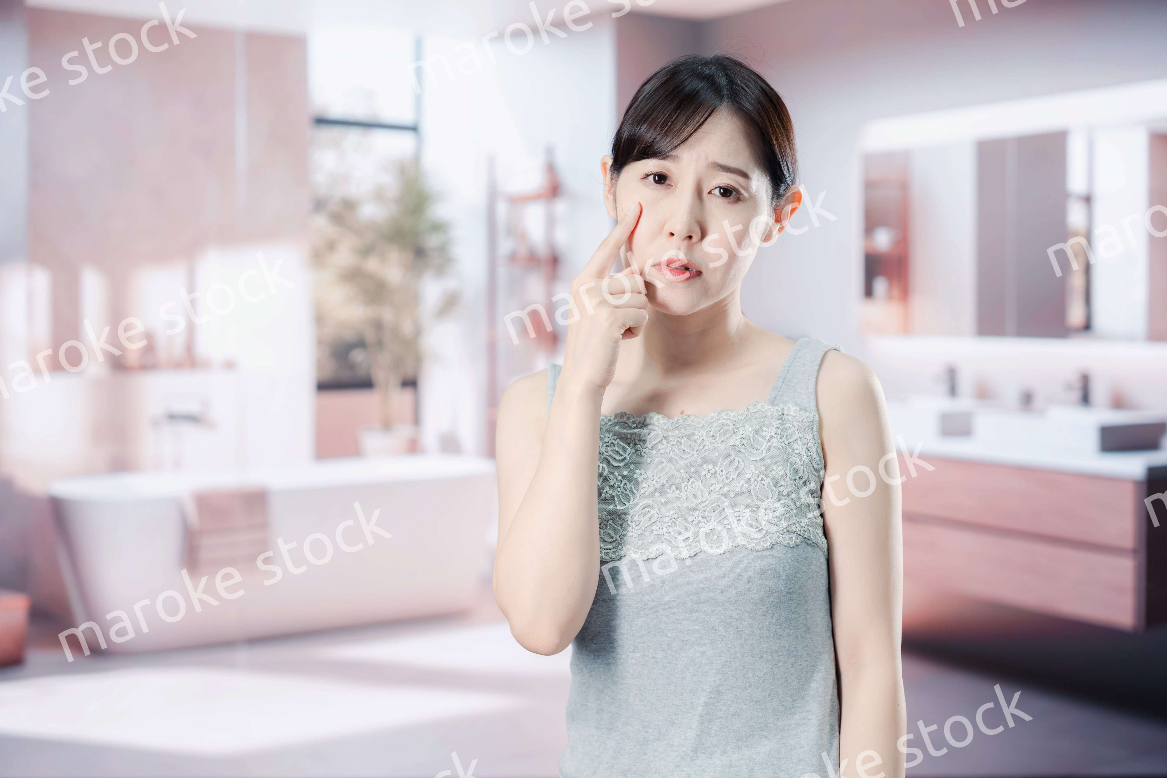 肌のトラブルに悩む女性