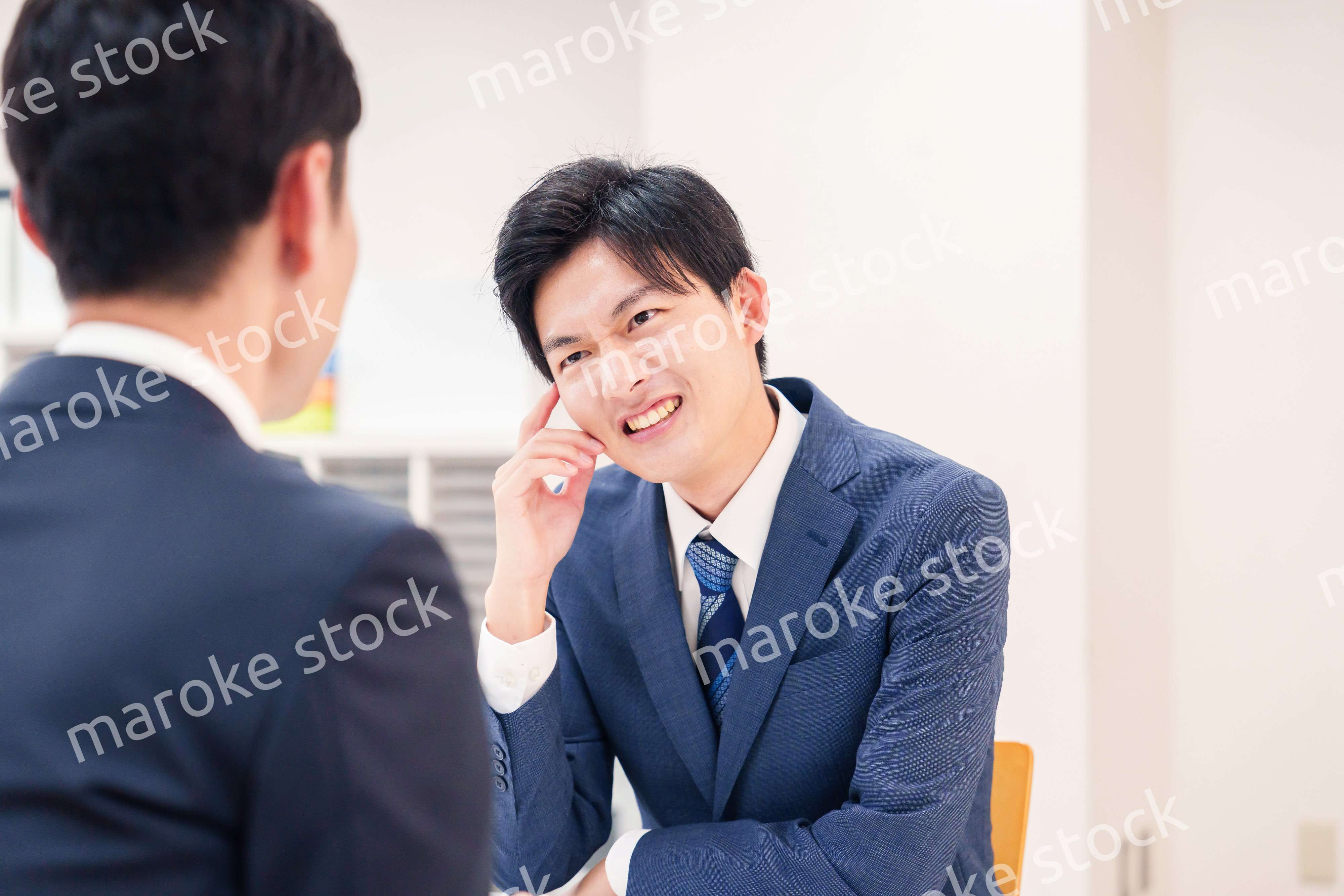 厳しい表情をするビジネスマン