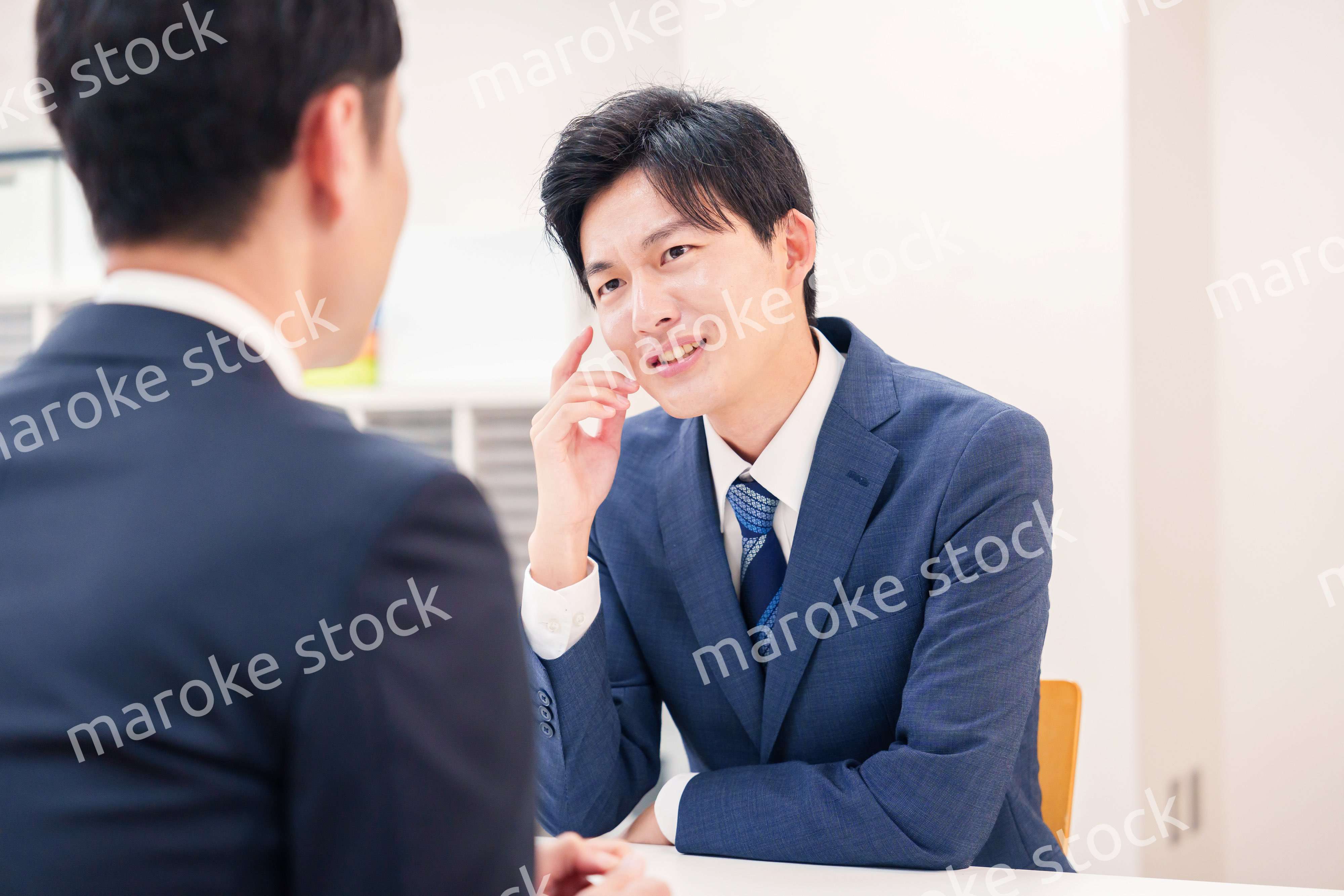 厳しい表情をするビジネスマン