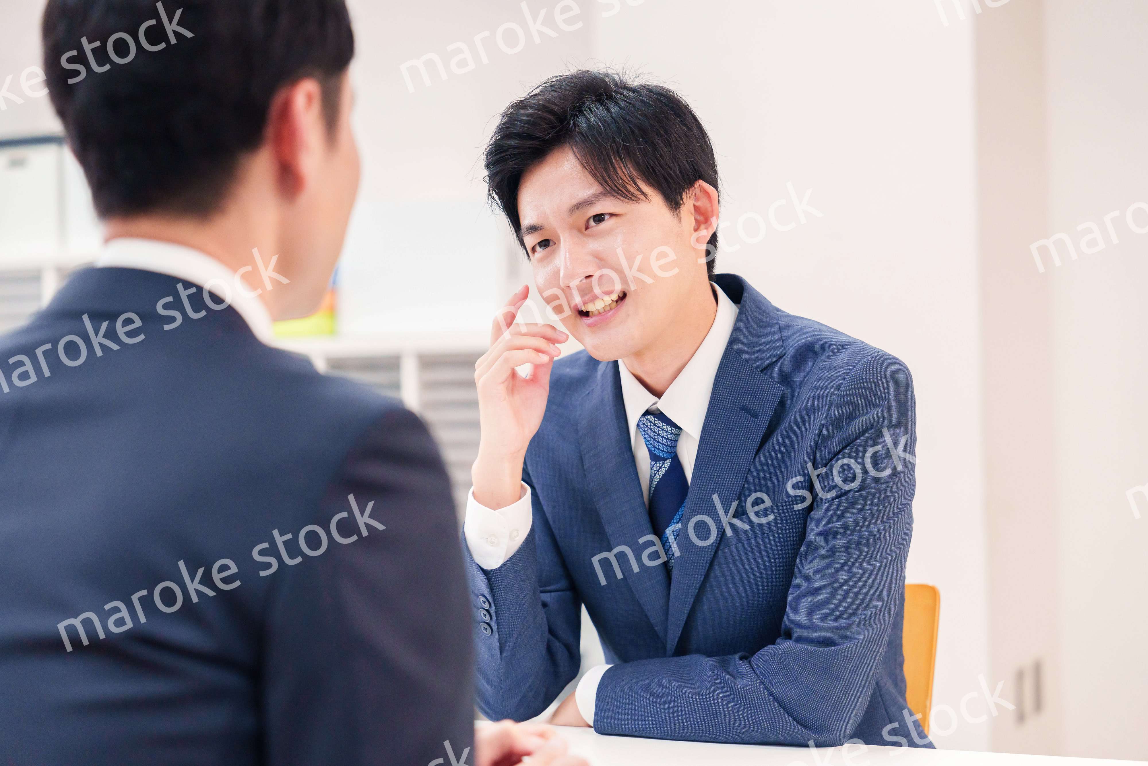 厳しい表情をするビジネスマン