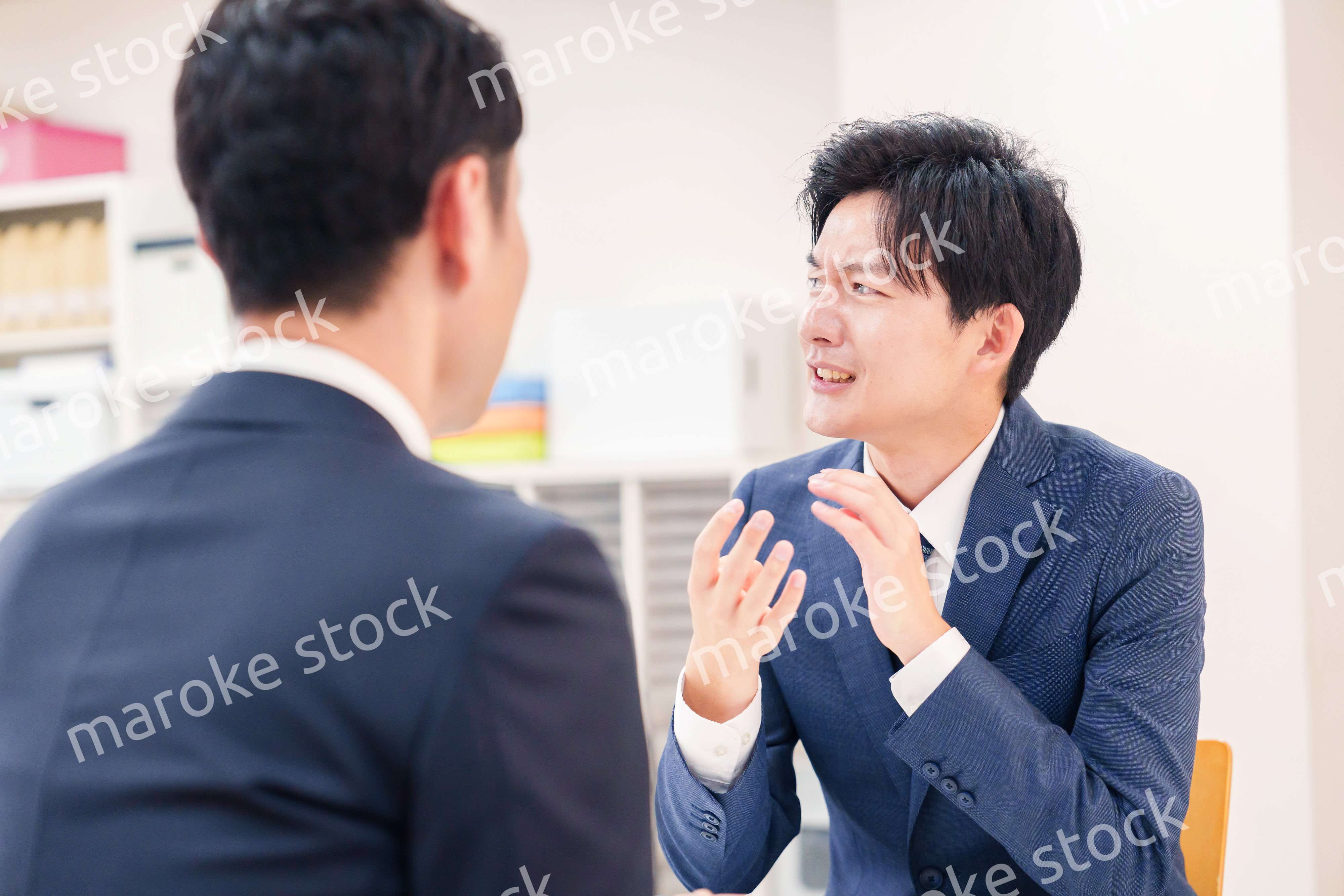 厳しい表情をするビジネスマン