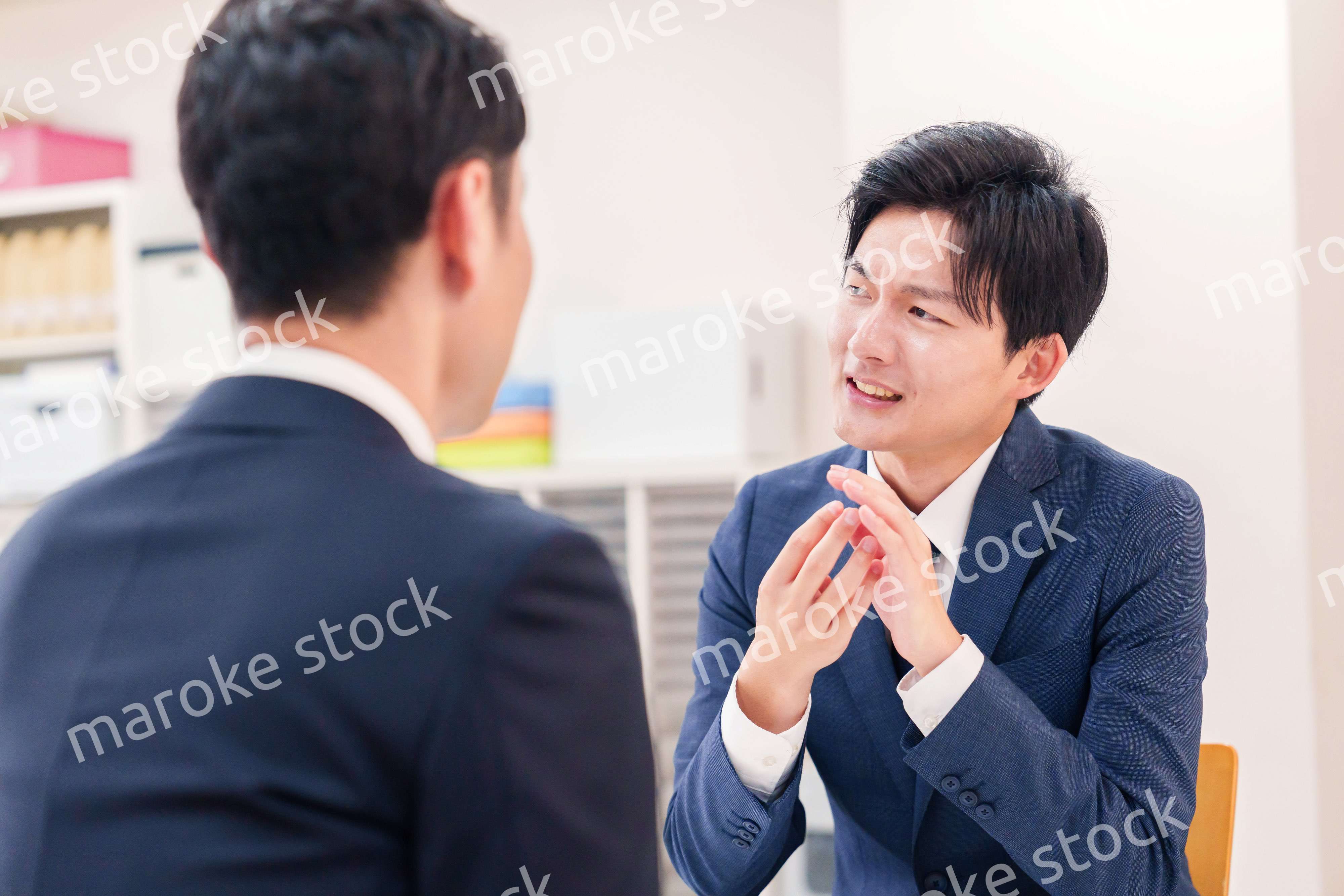 厳しい表情をするビジネスマン