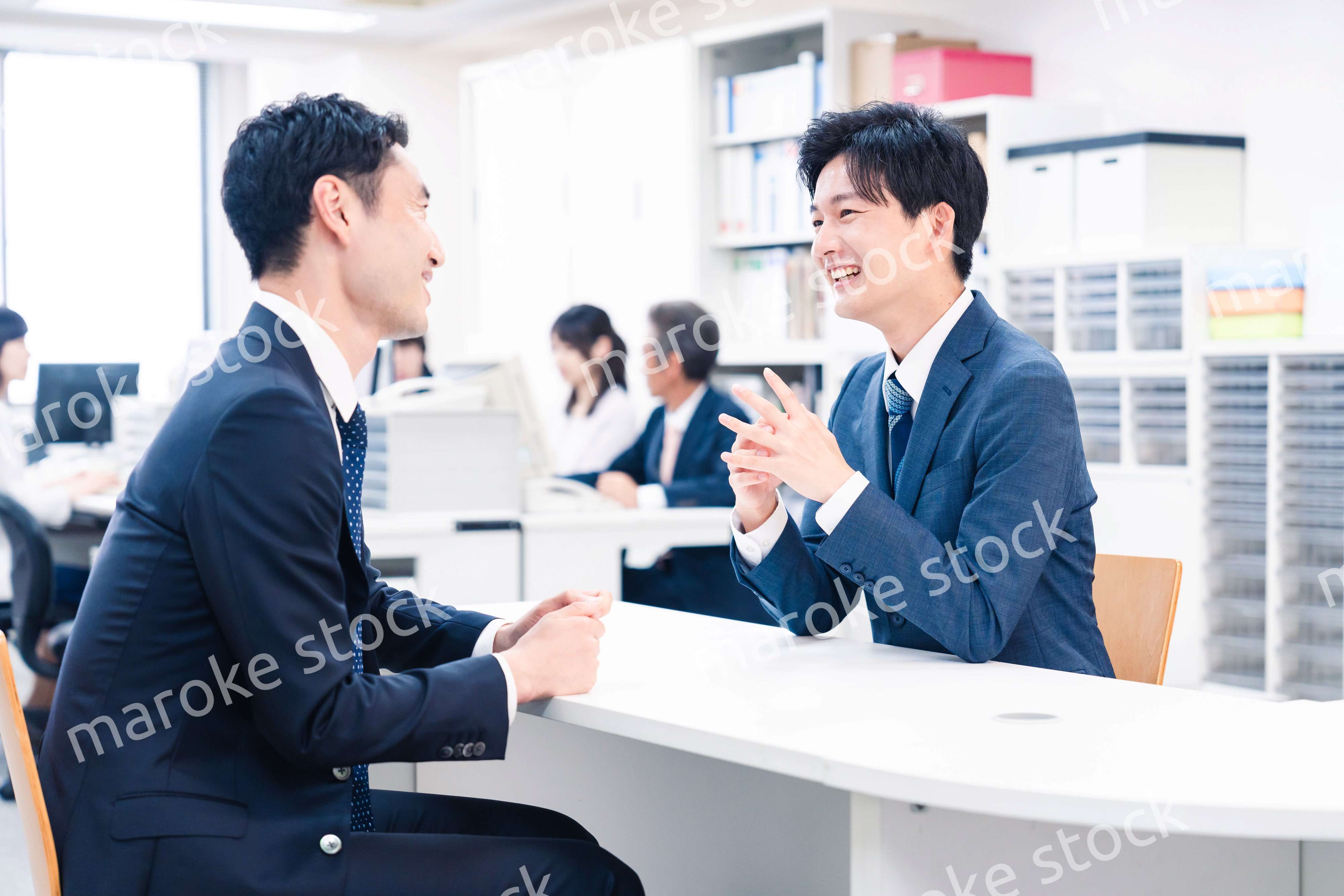 窓口業務をする若いビジネスマン