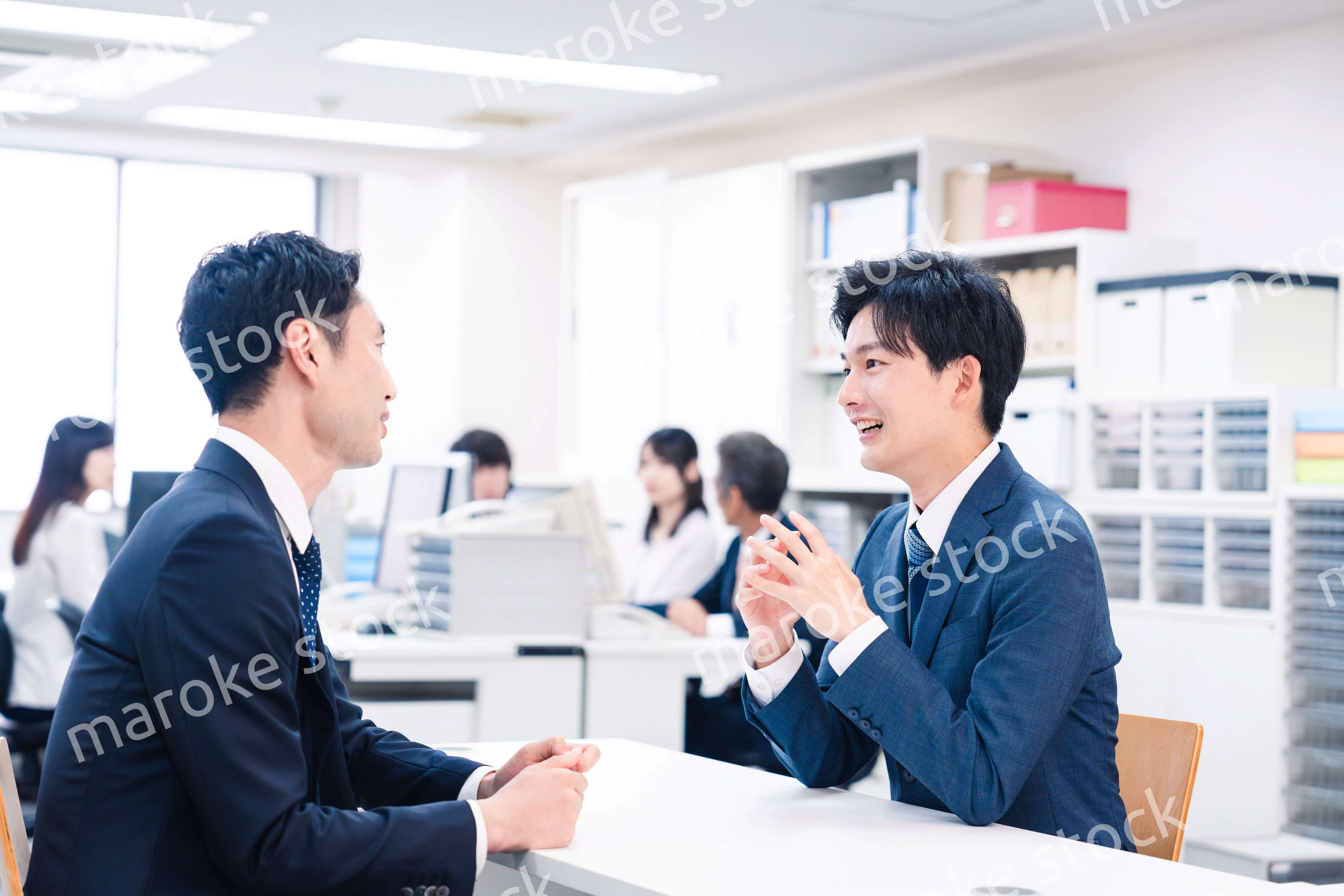 窓口業務をする若いビジネスマン