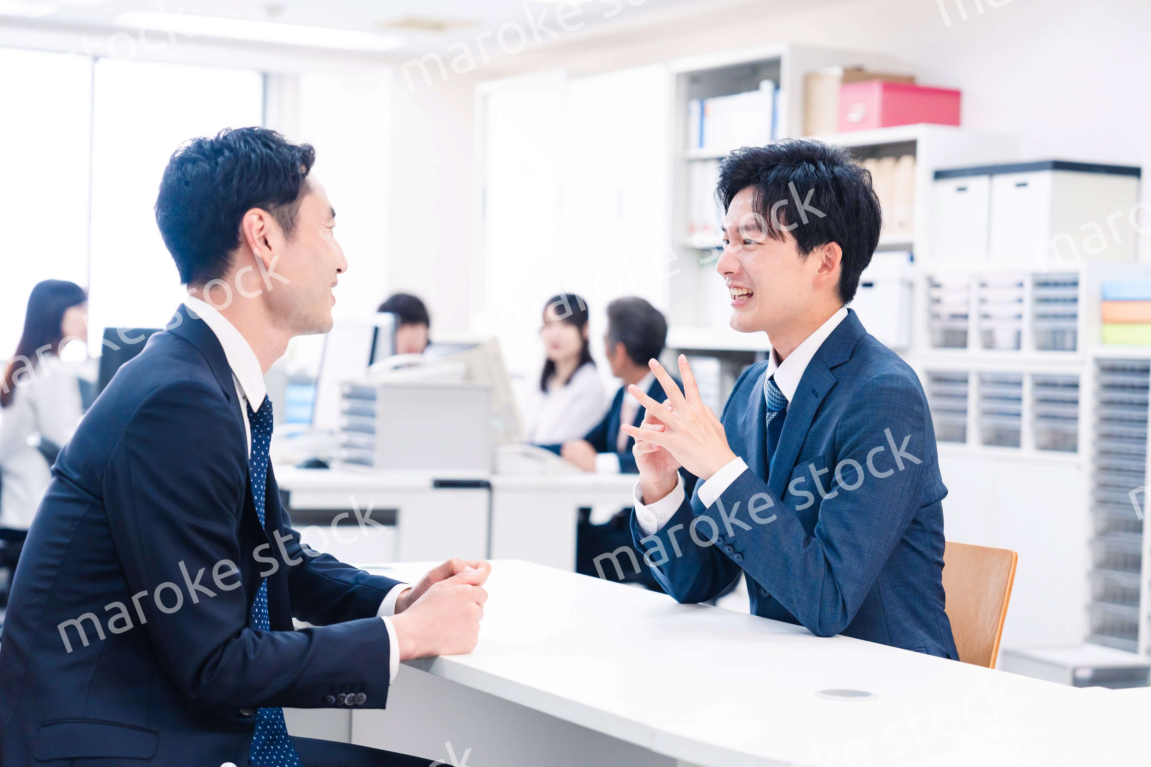 窓口業務をする若いビジネスマン