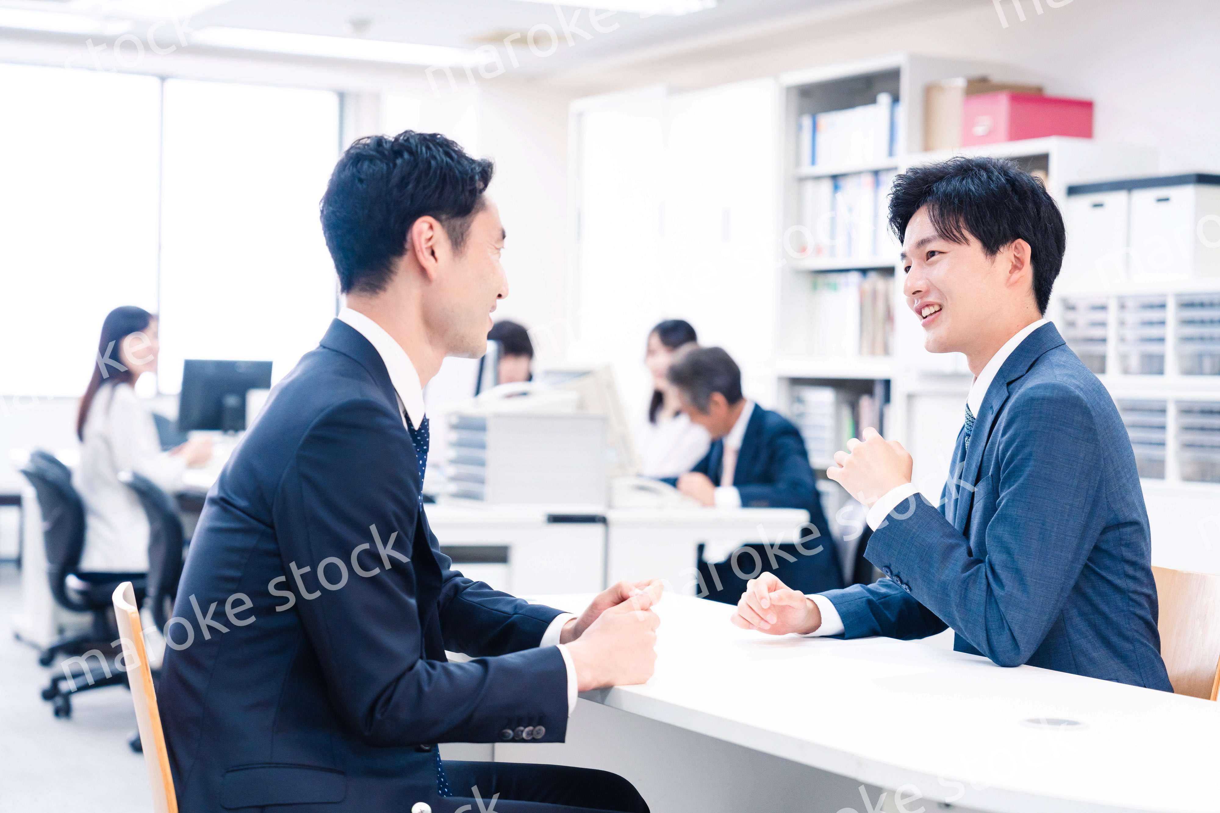 窓口業務をする若いビジネスマン