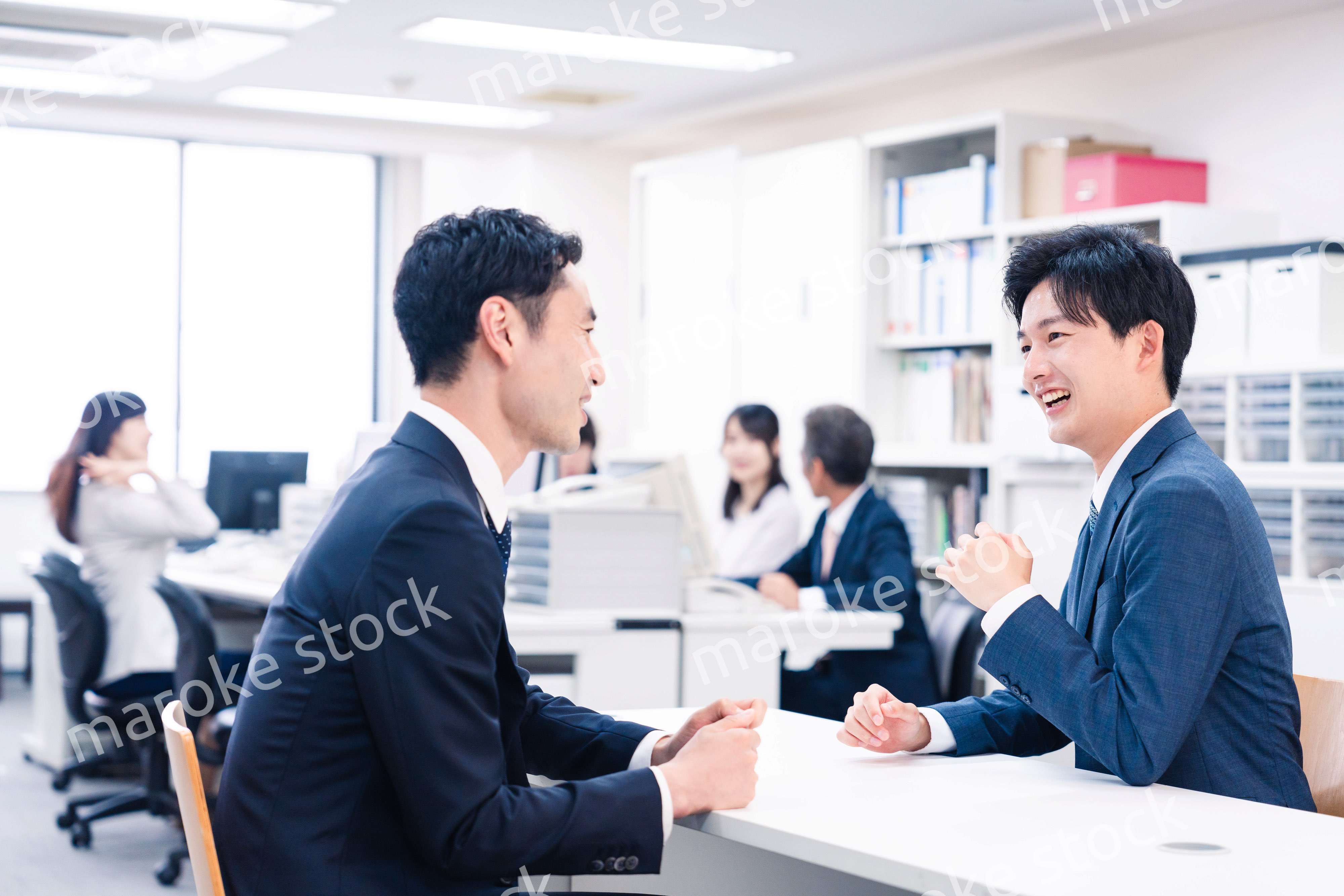 窓口業務をする若いビジネスマン