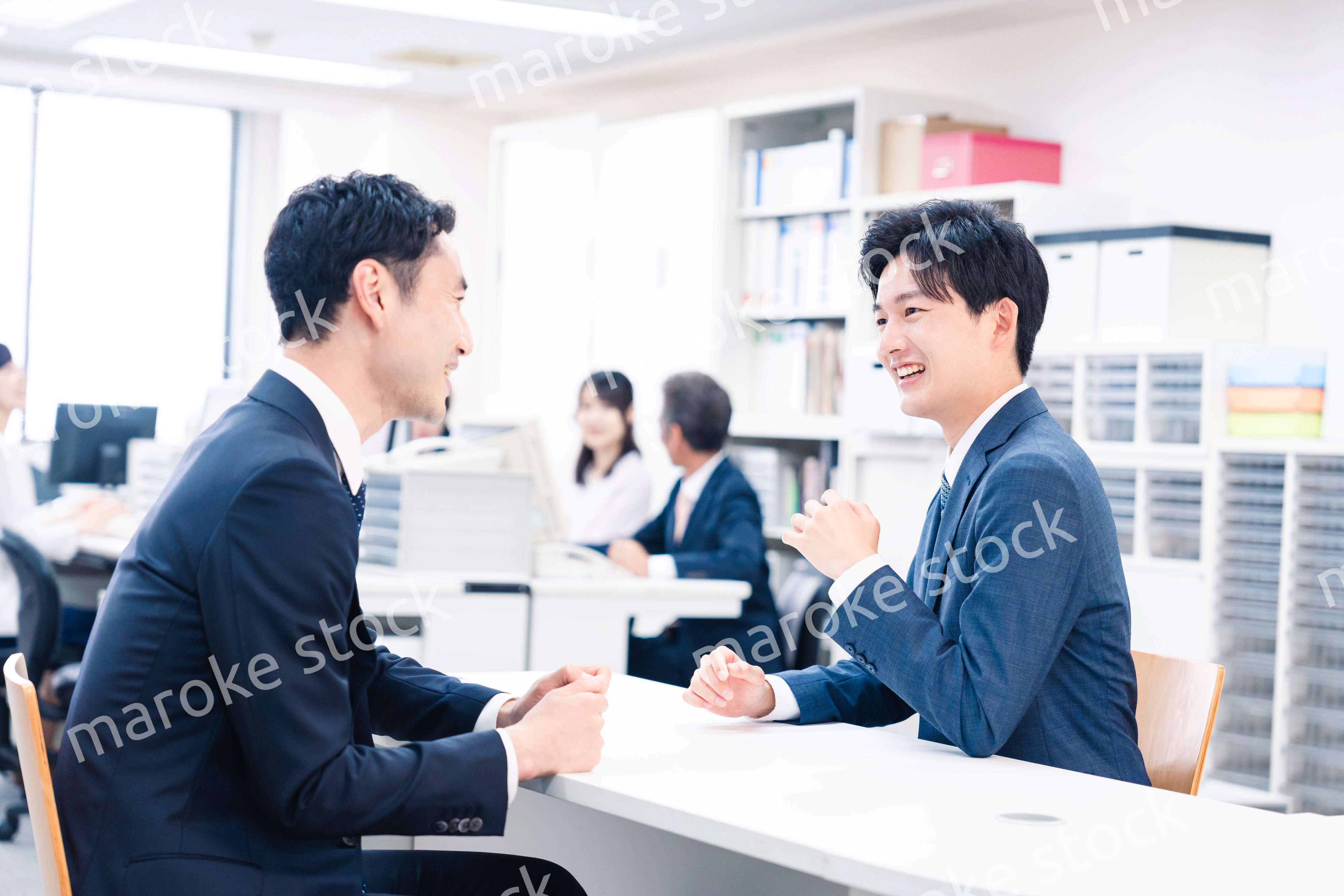 窓口業務をする若いビジネスマン