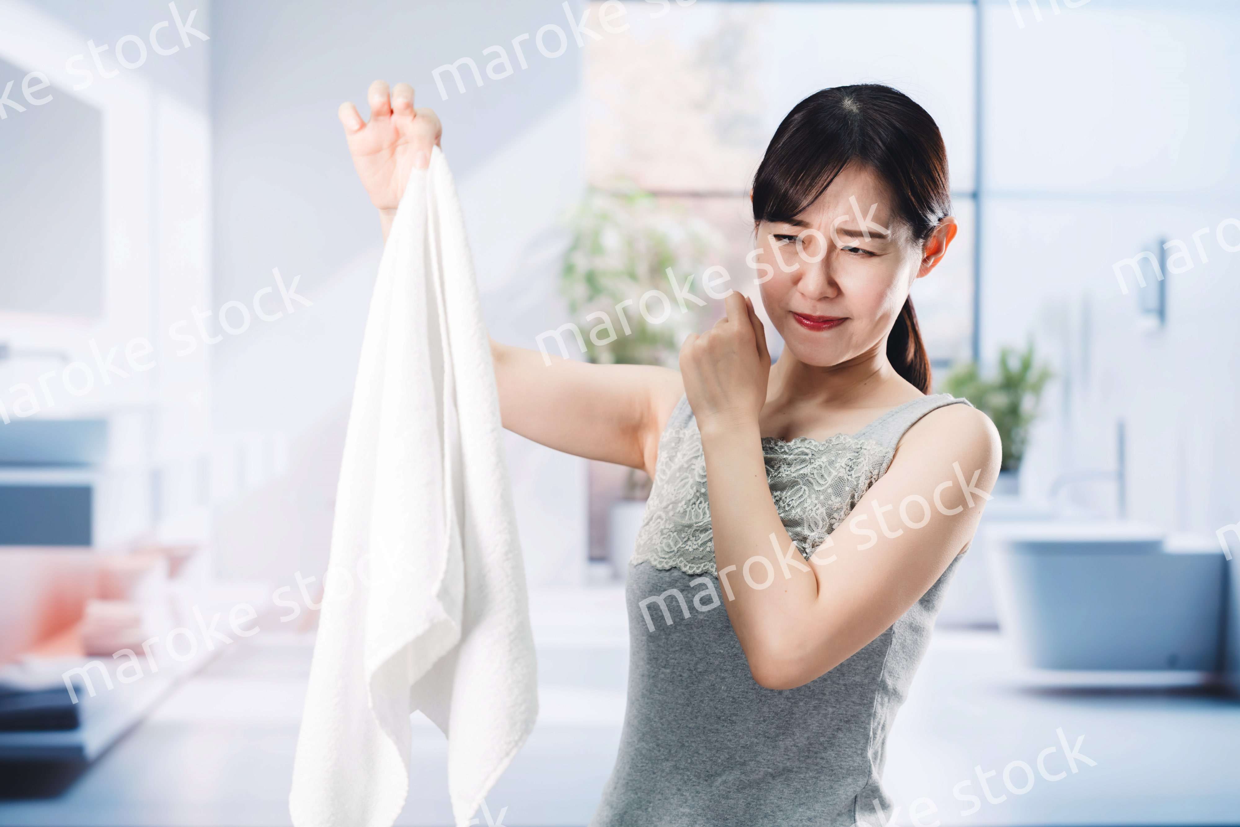 洗濯物の匂いを嗅ぐ女性