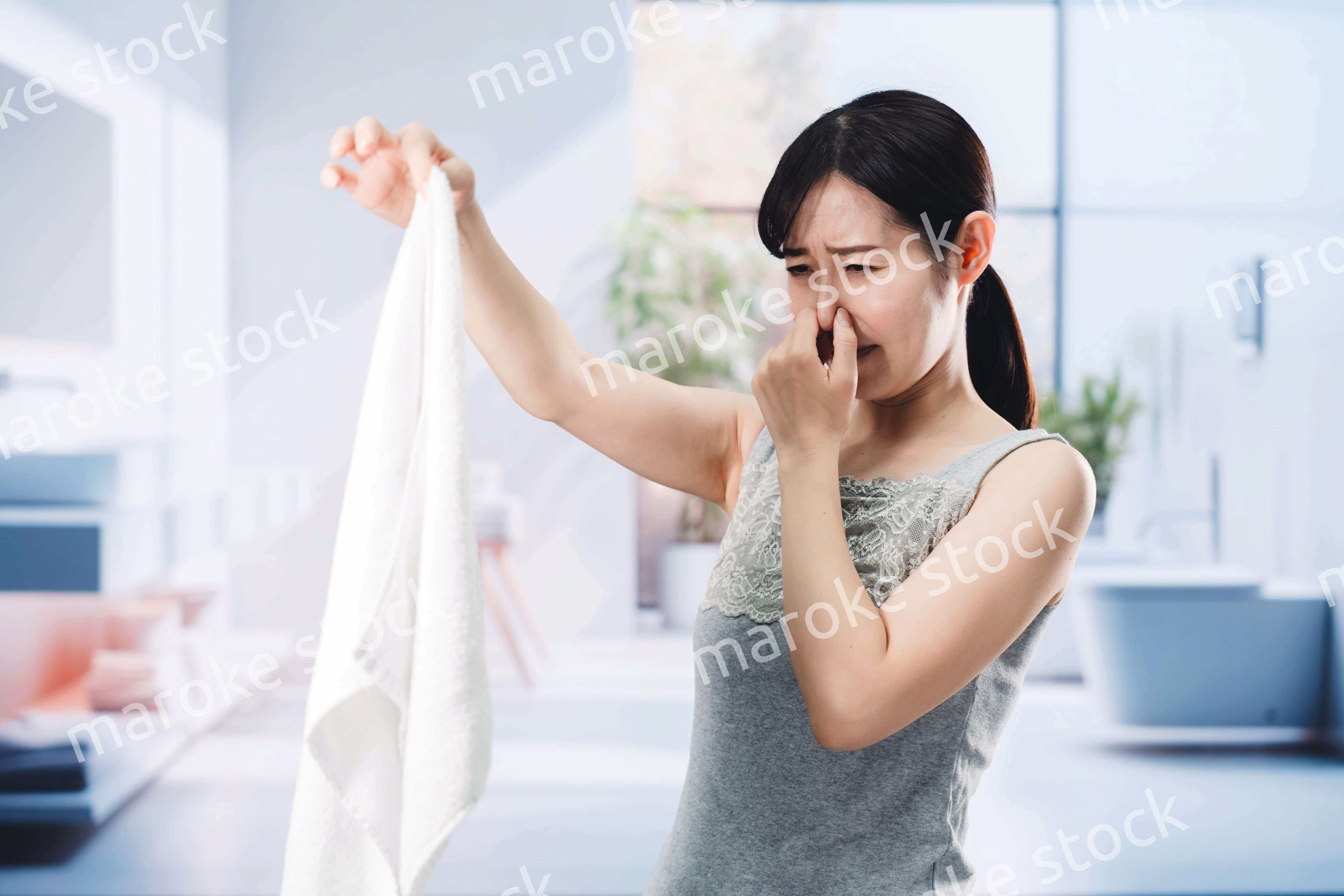 洗濯物の匂いを嗅ぐ女性