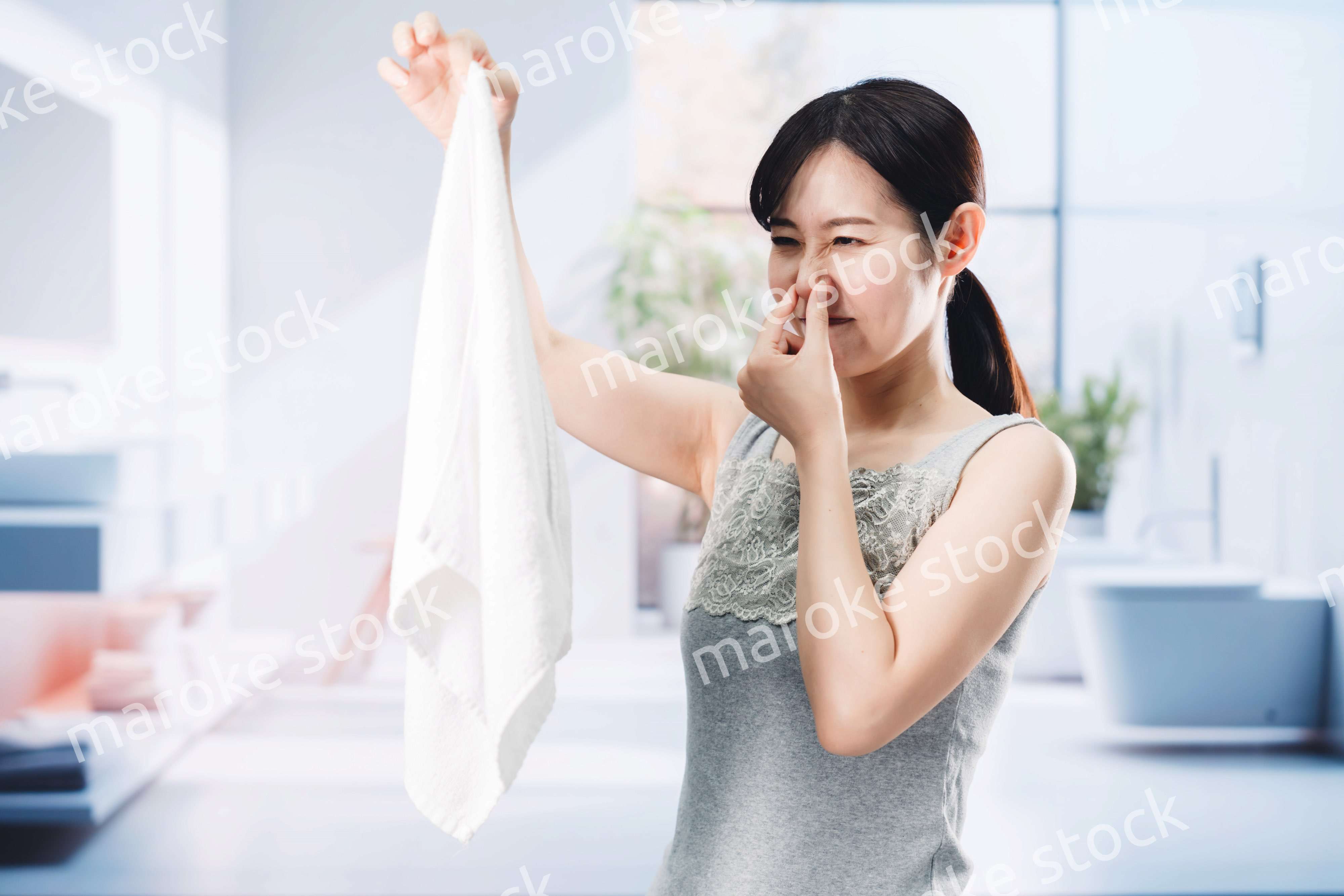 洗濯物の匂いを嗅ぐ女性