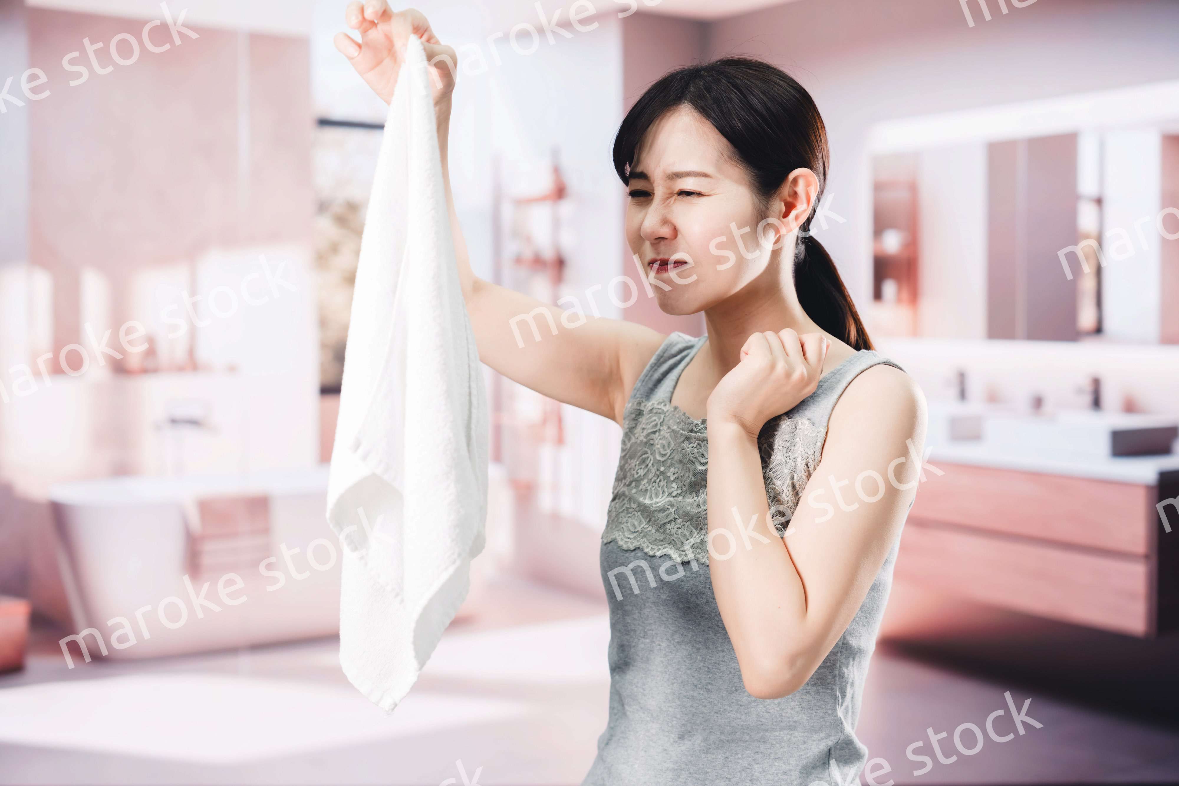 洗濯物の匂いを嗅ぐ女性