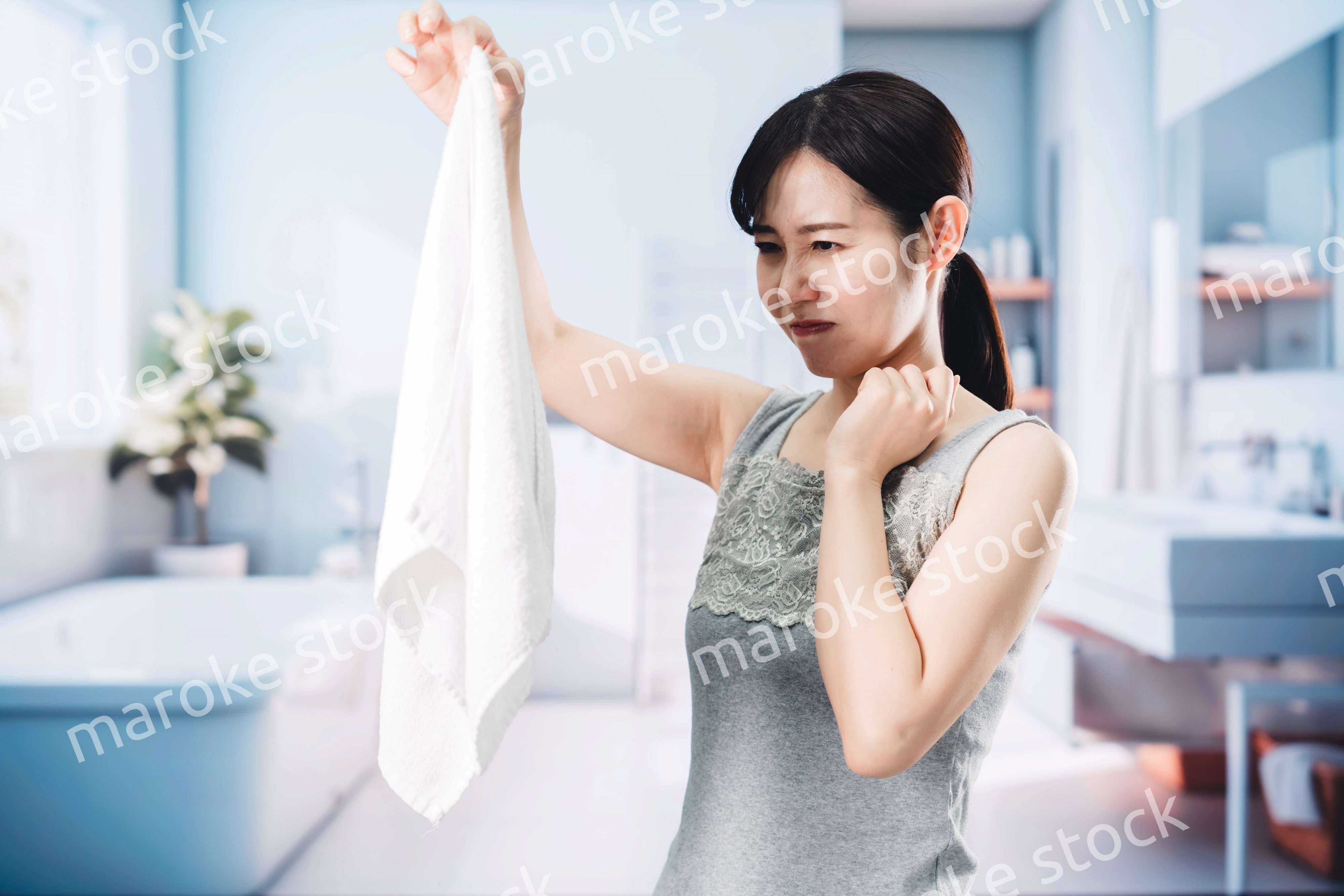 洗濯物の匂いを嗅ぐ女性