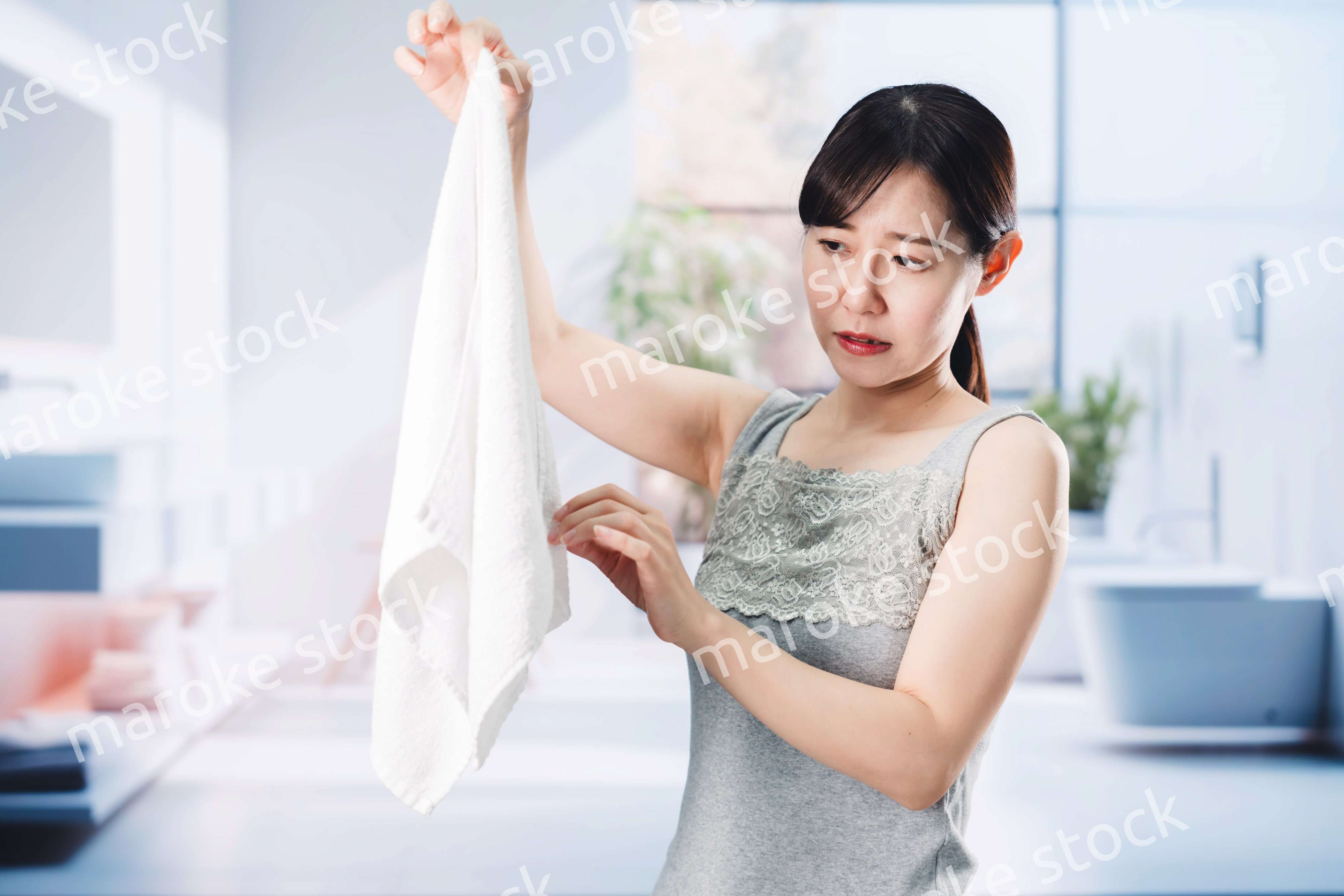 洗濯物の匂いを嗅ぐ女性