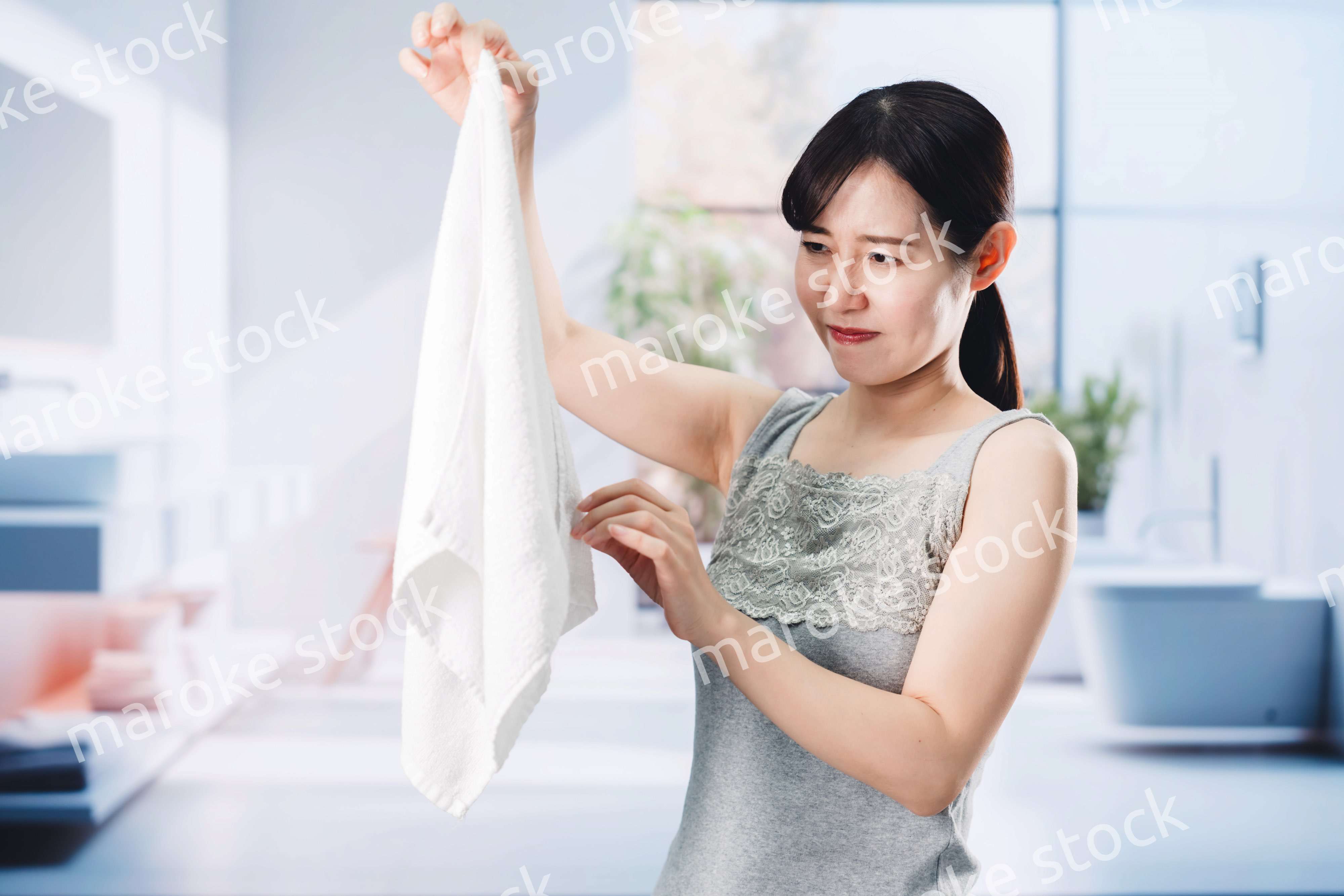 洗濯物の匂いを嗅ぐ女性