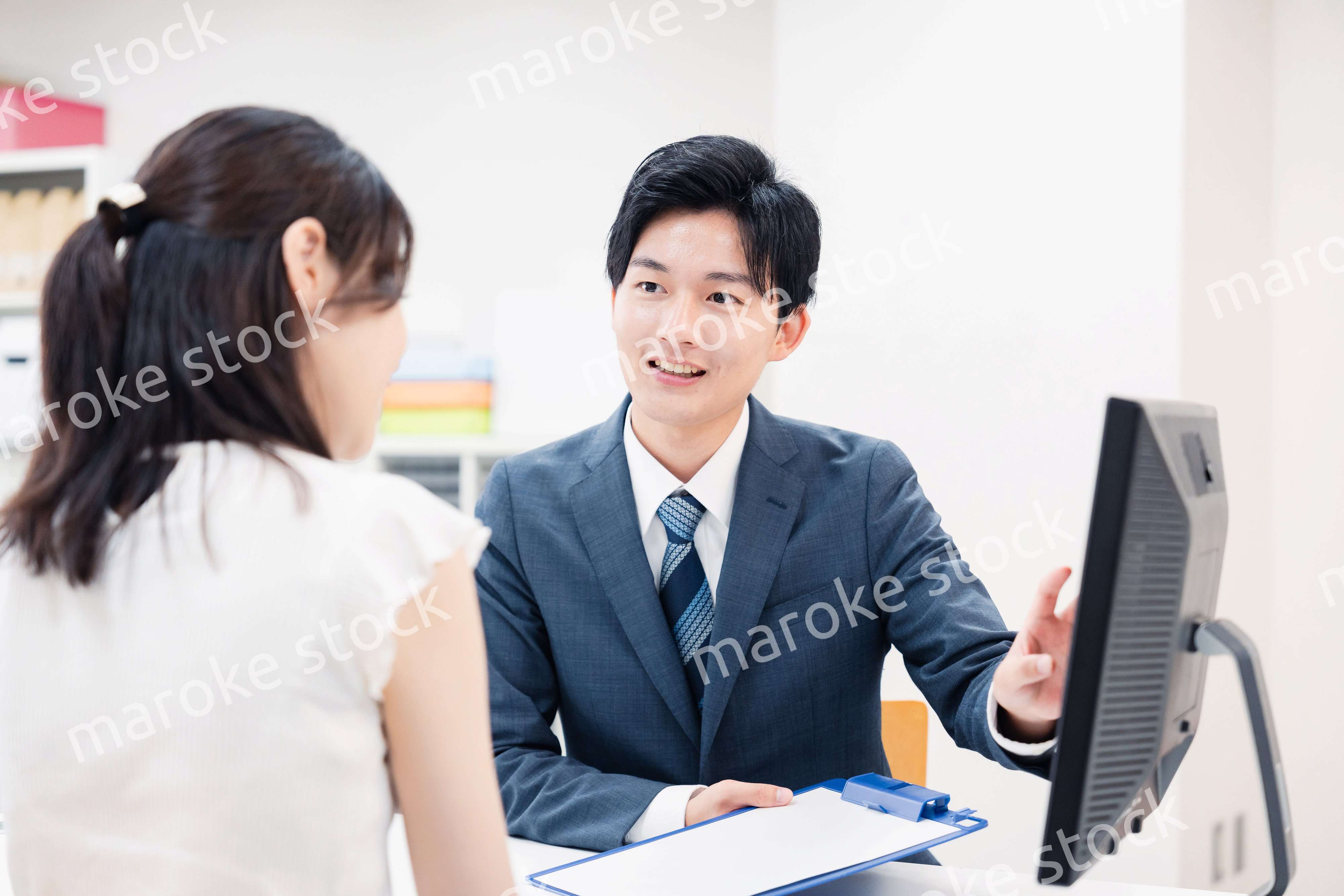 窓口で顧客の要望を聞く男性スタッフ