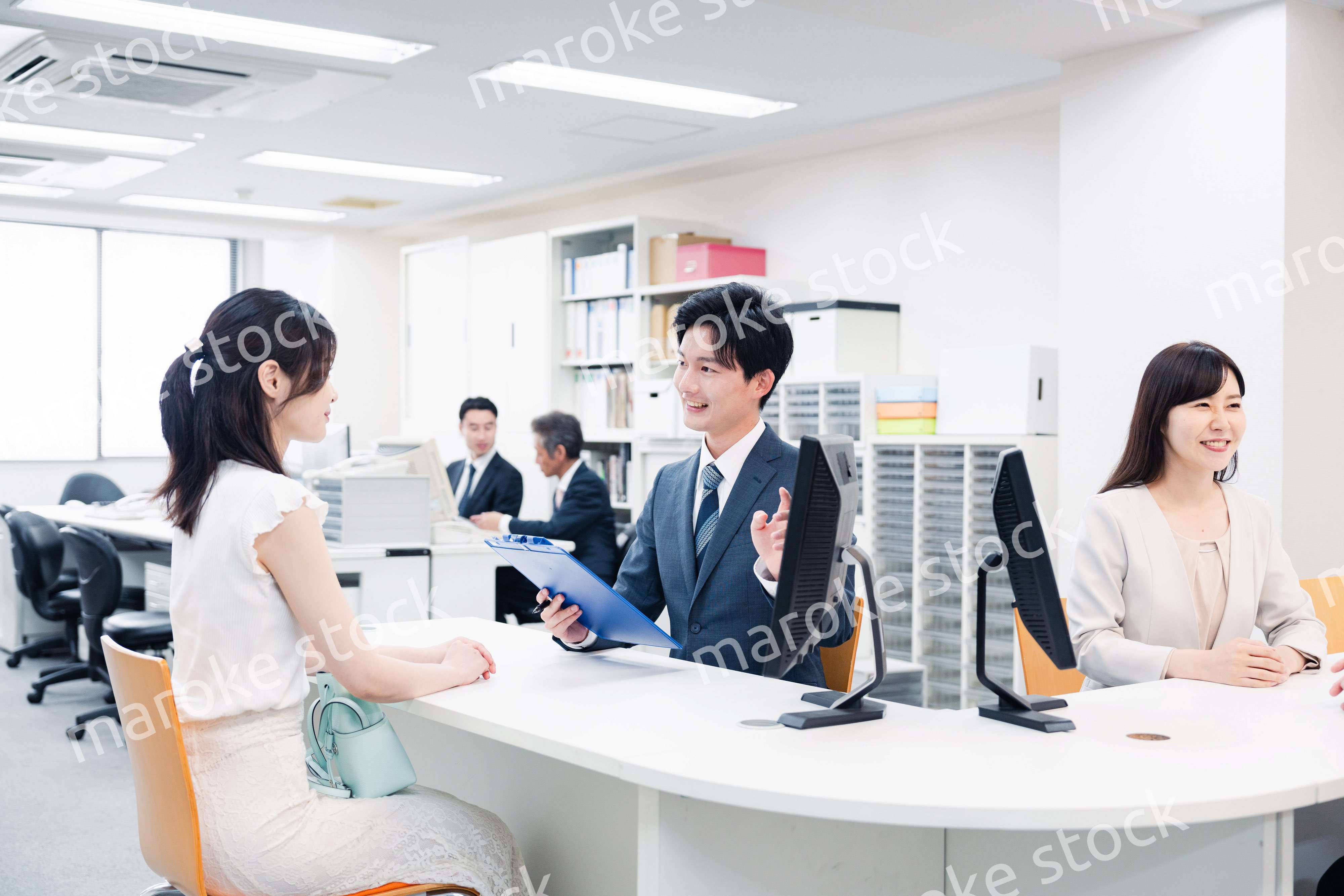 窓口で対応をするスタッフ
