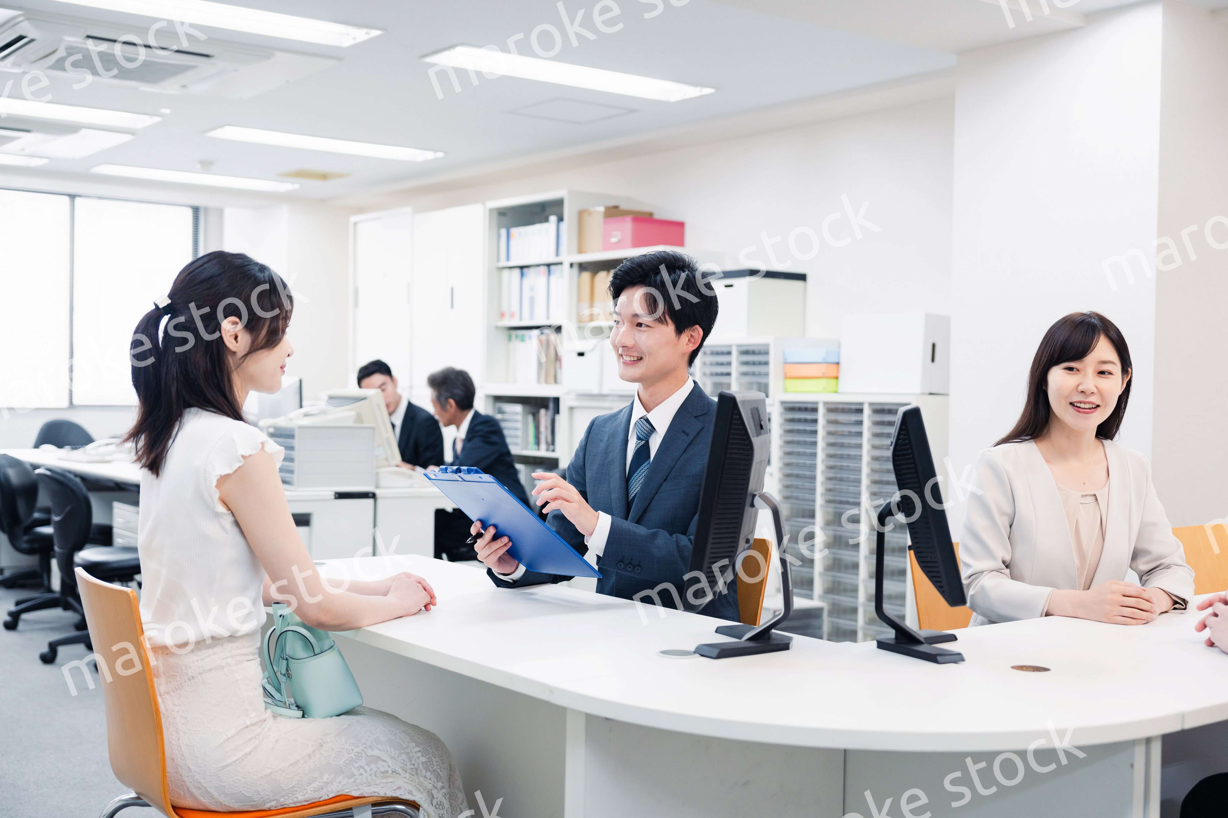 窓口で対応をするスタッフ