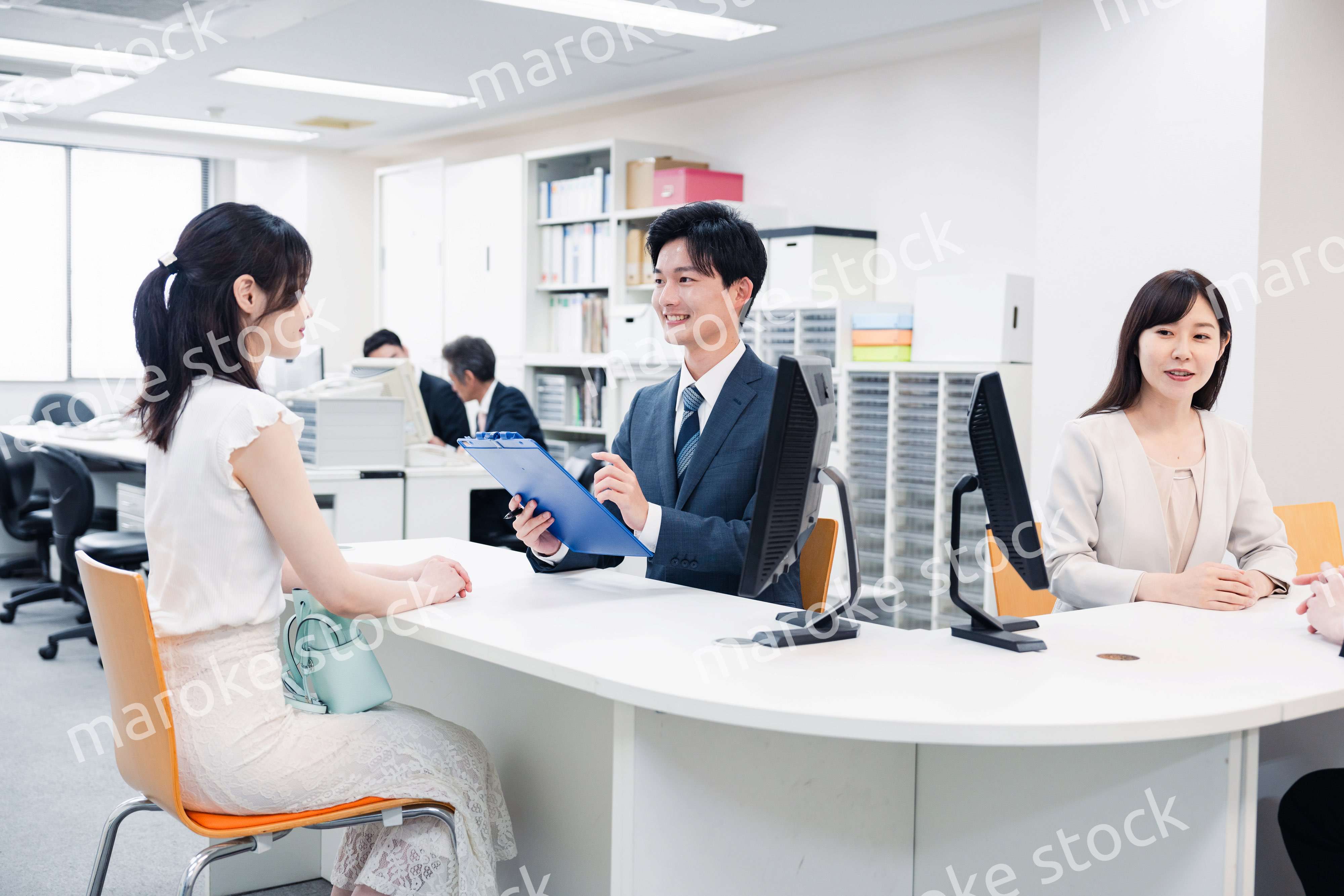 窓口で対応をするスタッフ