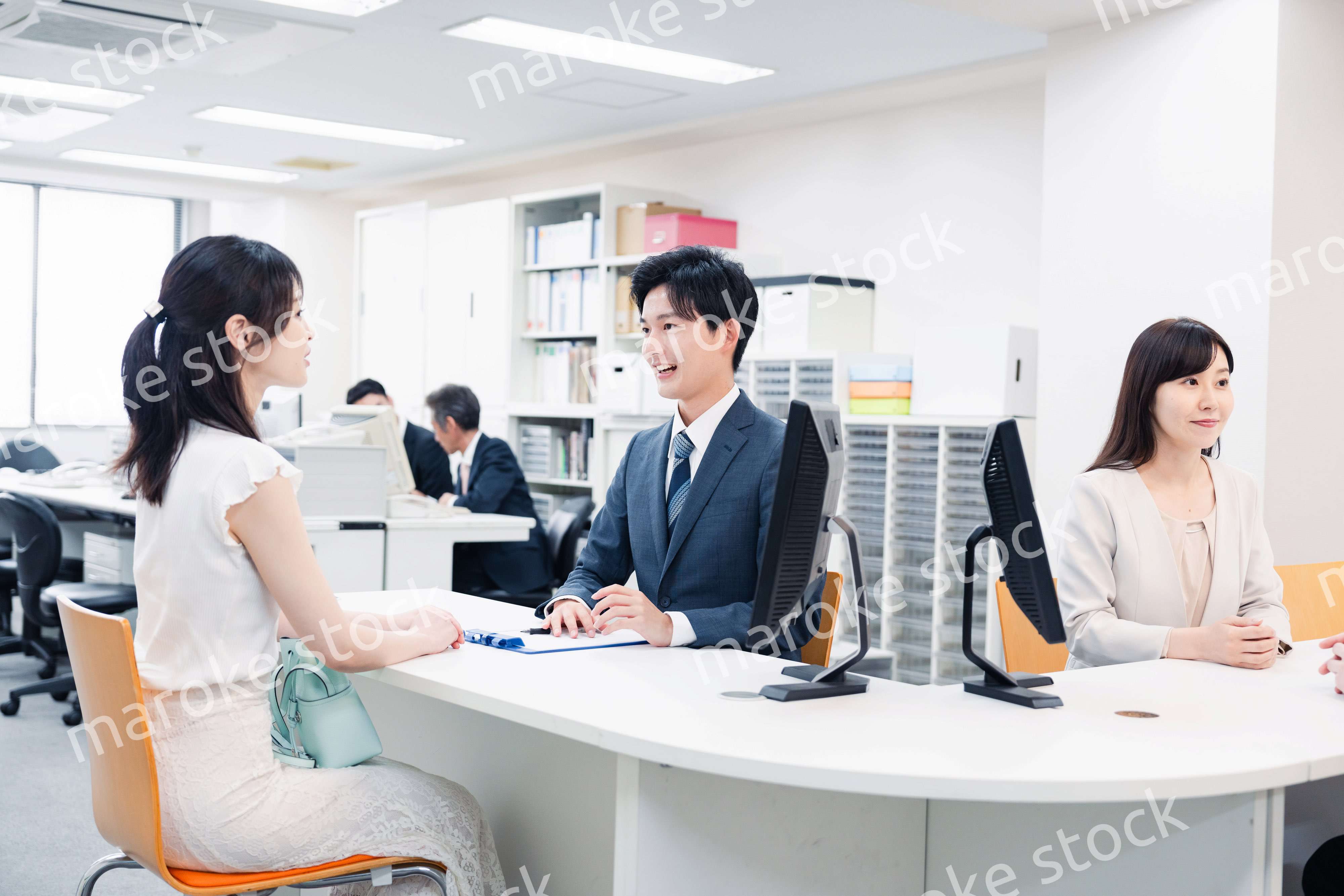窓口で対応をするスタッフ