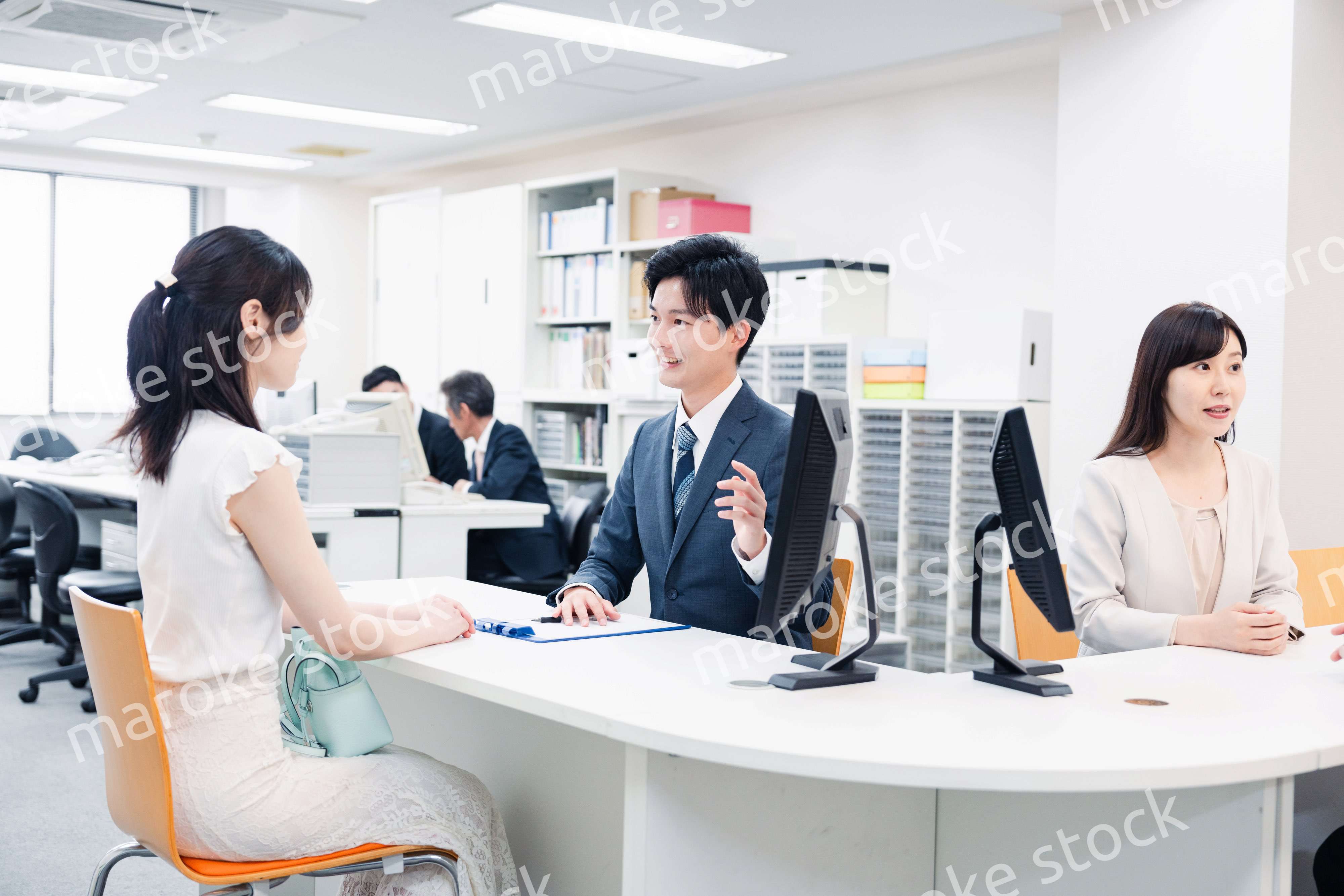 窓口で対応をするスタッフ