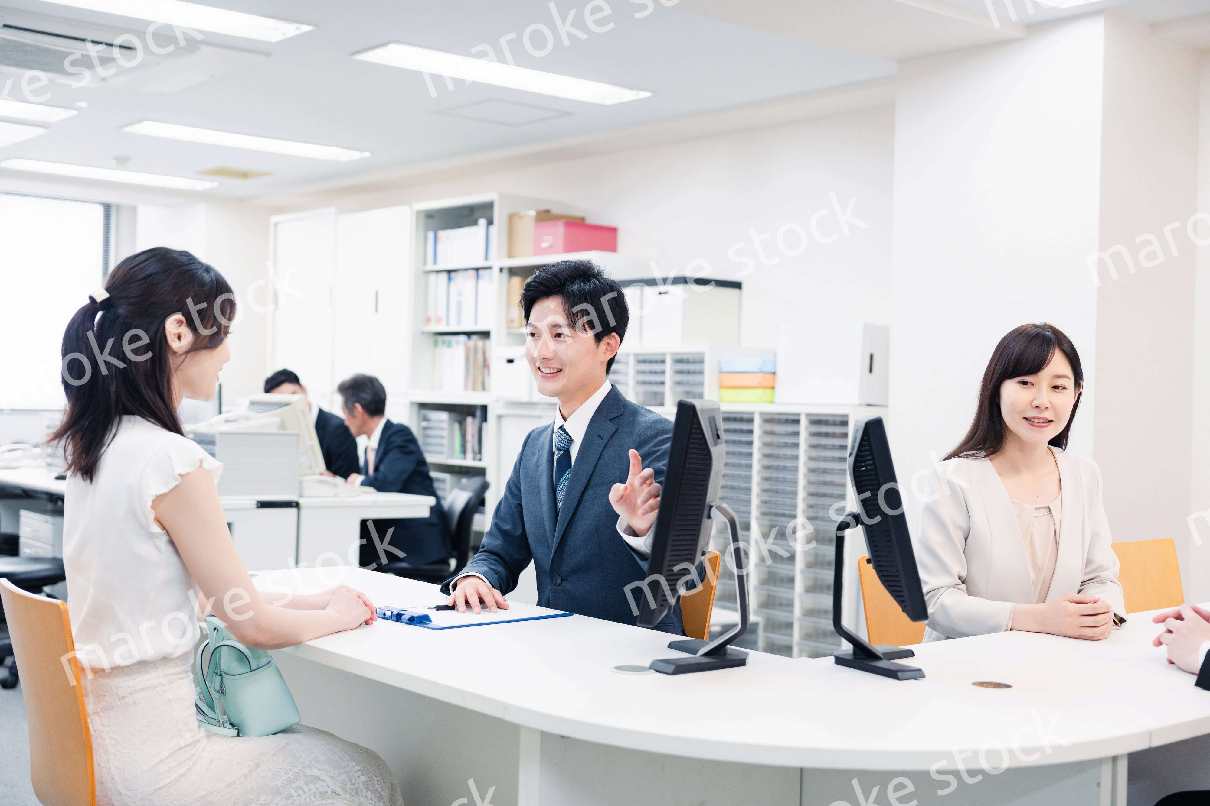 窓口で対応をするスタッフ